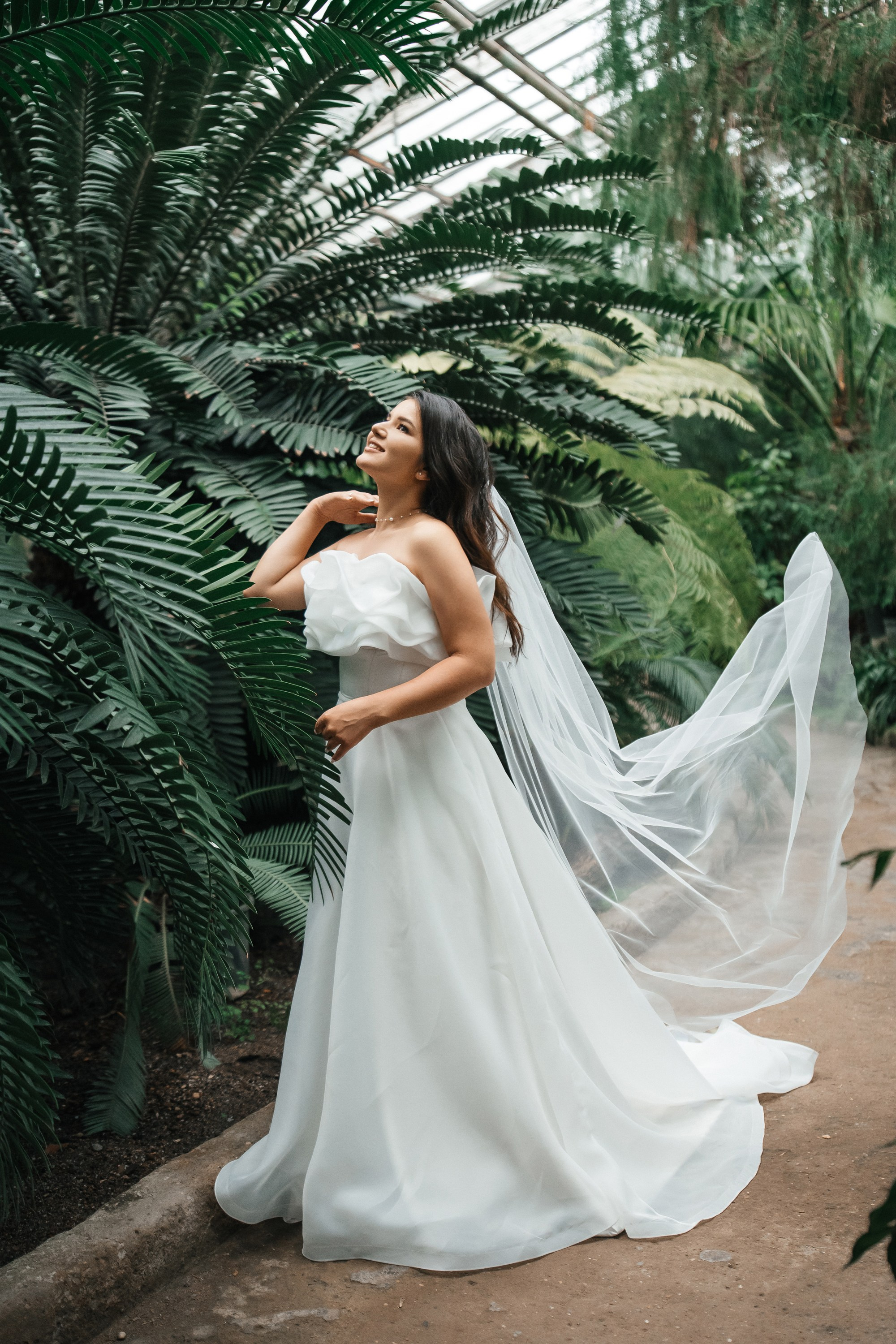 Свадебная фотосессия в оранжерее Ботанического сада им. Цицина. Свадебный и репортажный фотограф-видеограф Москва и Московская область