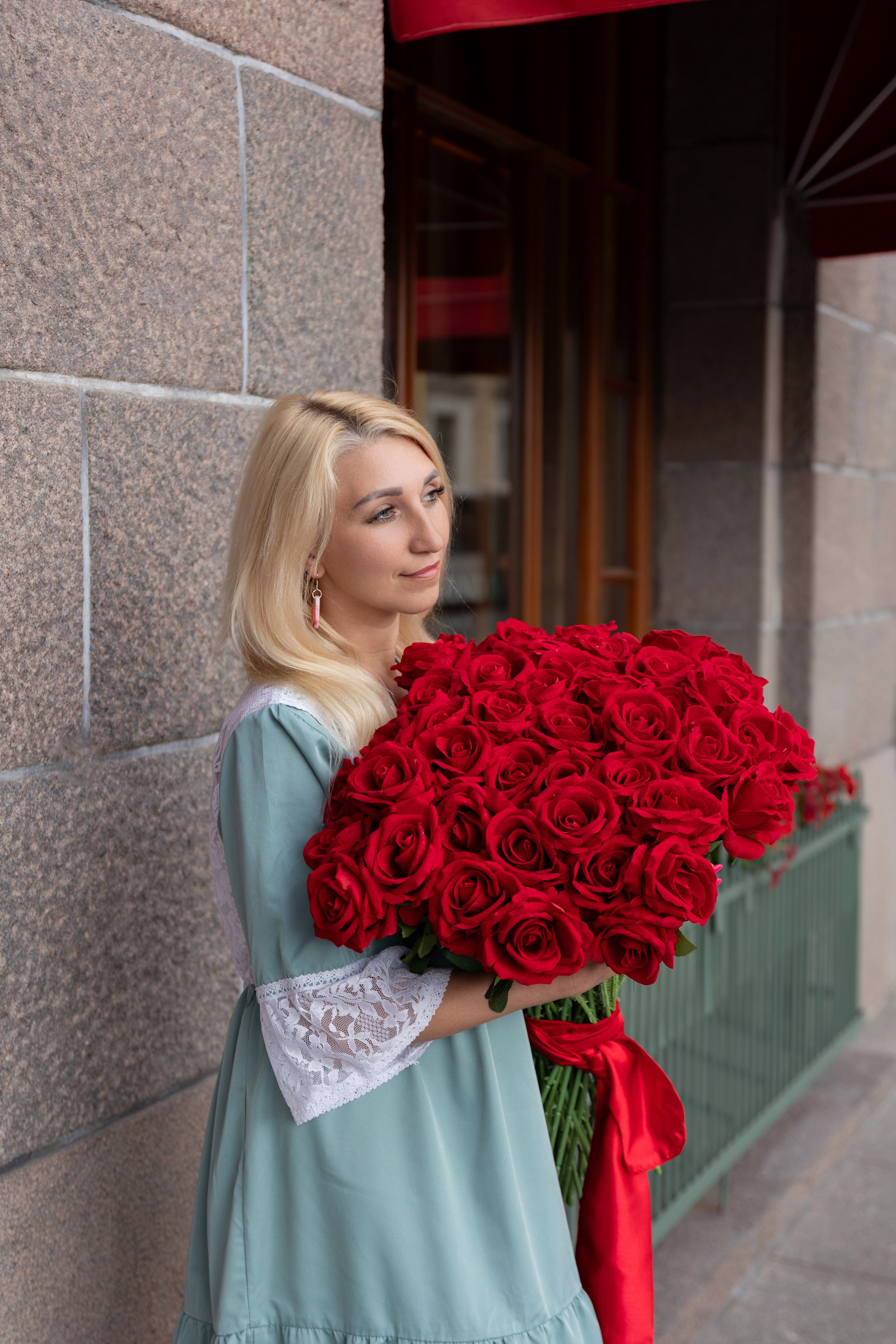 Фотопрогулка в центре с букетом красных роз. Семейный и свадебный фотограф в Санкт-Петербурге Татьяна Швыкова