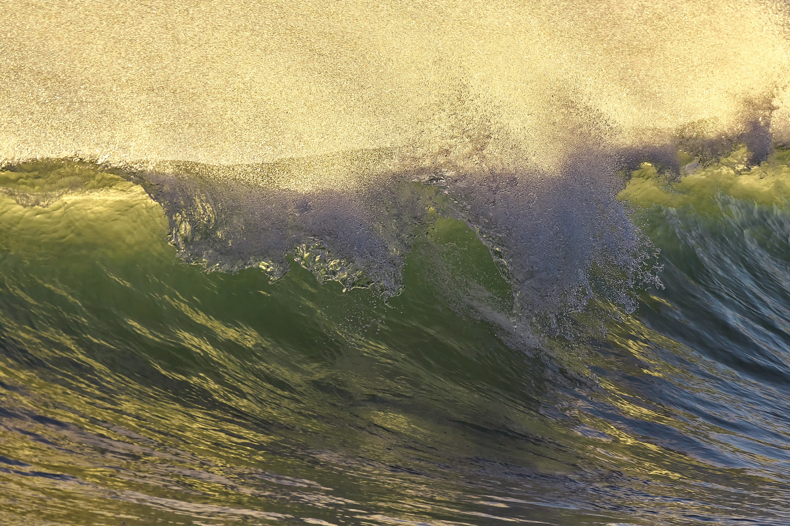 Морская волна с брызгами