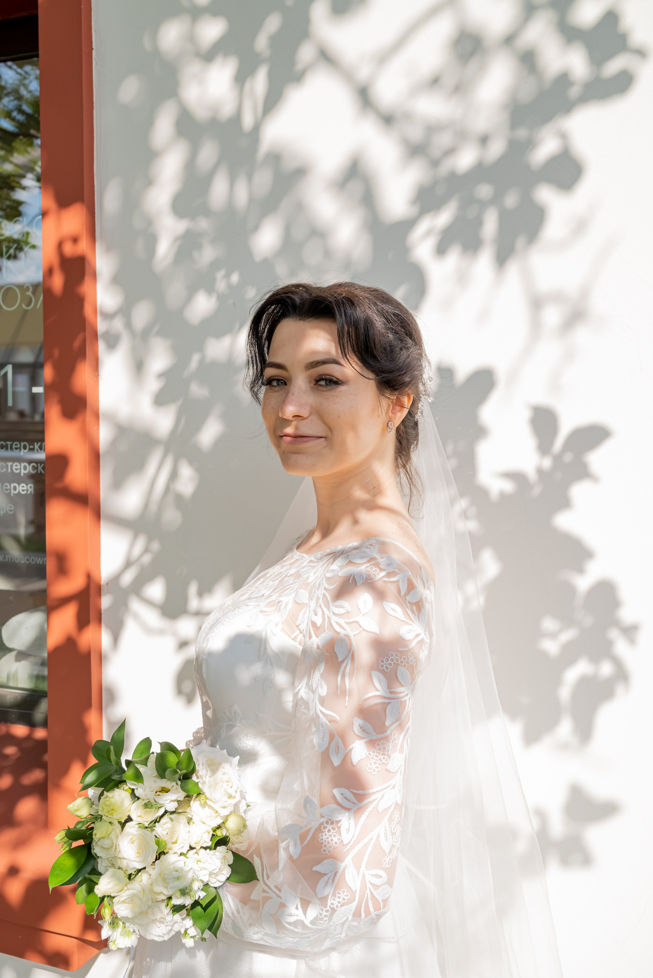 Невеста в свадебном платье ВДНХ