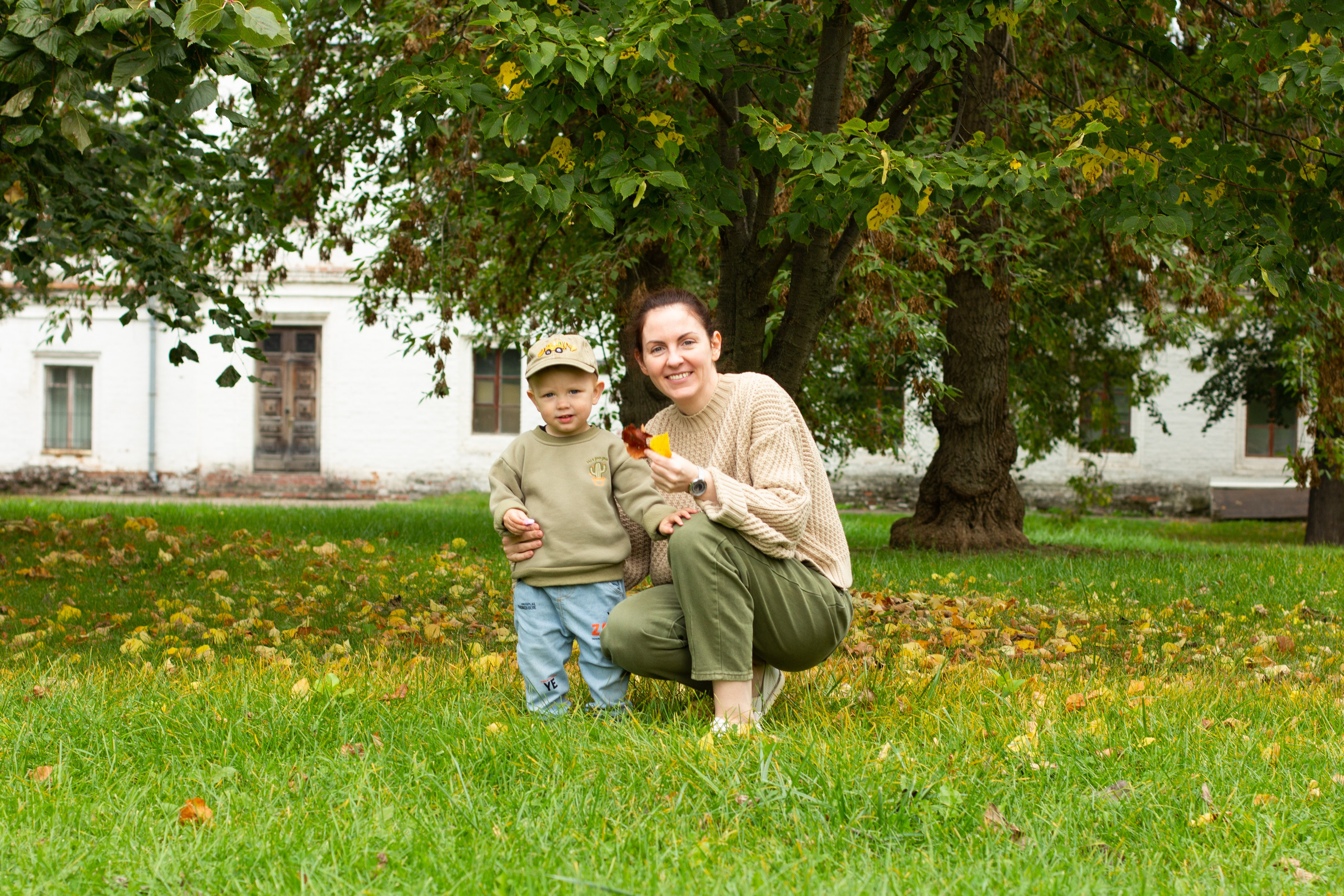 Уличная фотосессия мама и малыш. Детский и семейный фотограф в Москве и МО