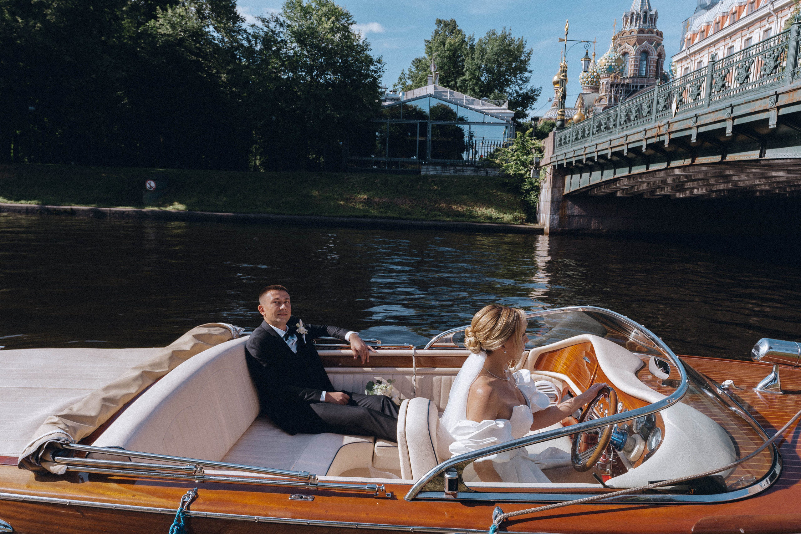 СВАДЕНБНАЯ СЬЕМКА НА КАТЕРЕ ПО КАНАЛАМ САНКТ-ПЕТЕРБУРГА И В АКВАТОРИИ НЕВЫ. Профессиональный фотограф, Санкт-Петербург — Виктория Богомолова