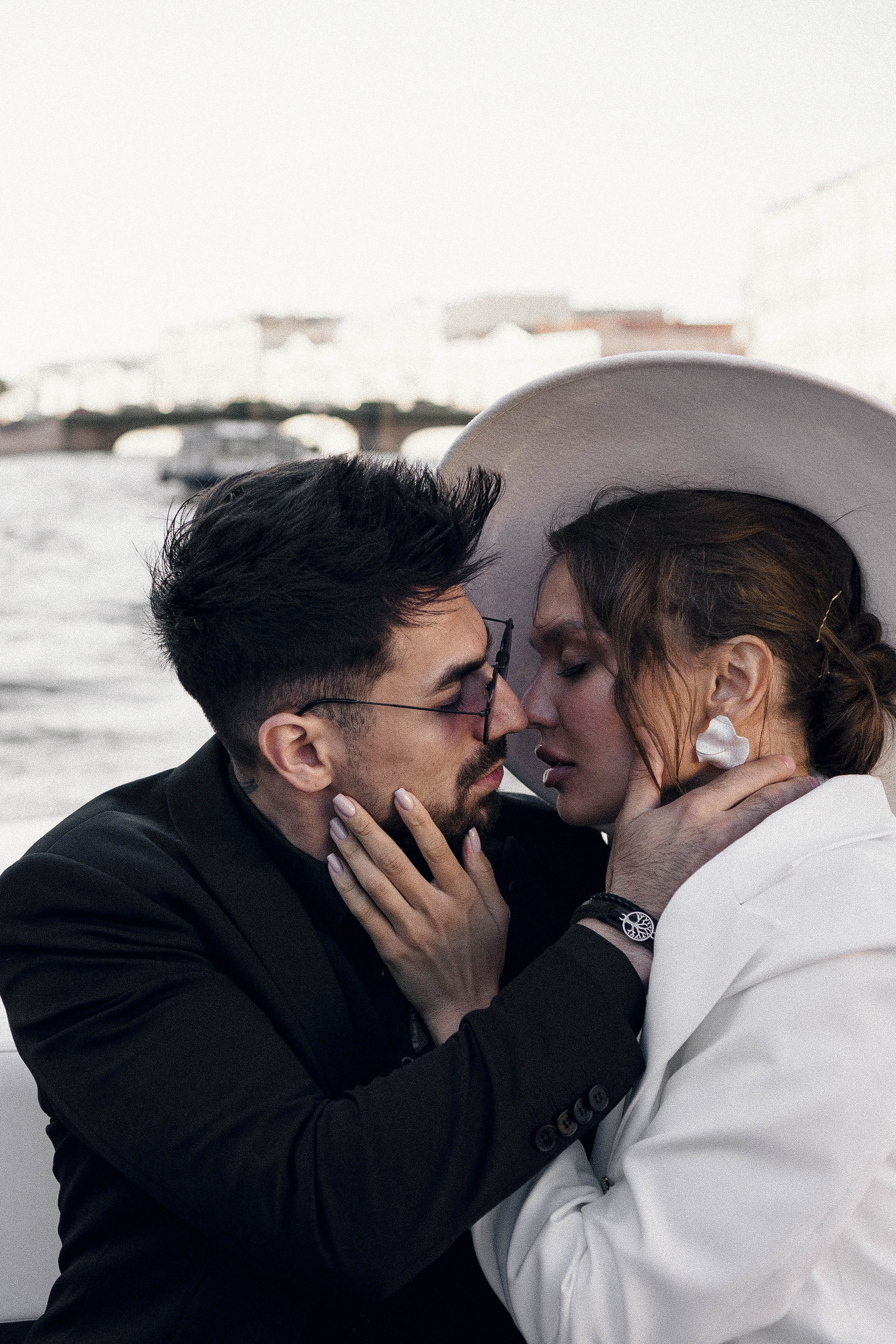 СВАДЕНБНАЯ СЬЕМКА НА КАТЕРЕ ПО КАНАЛАМ САНКТ-ПЕТЕРБУРГА И В АКВАТОРИИ НЕВЫ. Профессиональный фотограф, Санкт-Петербург — Виктория Богомолова