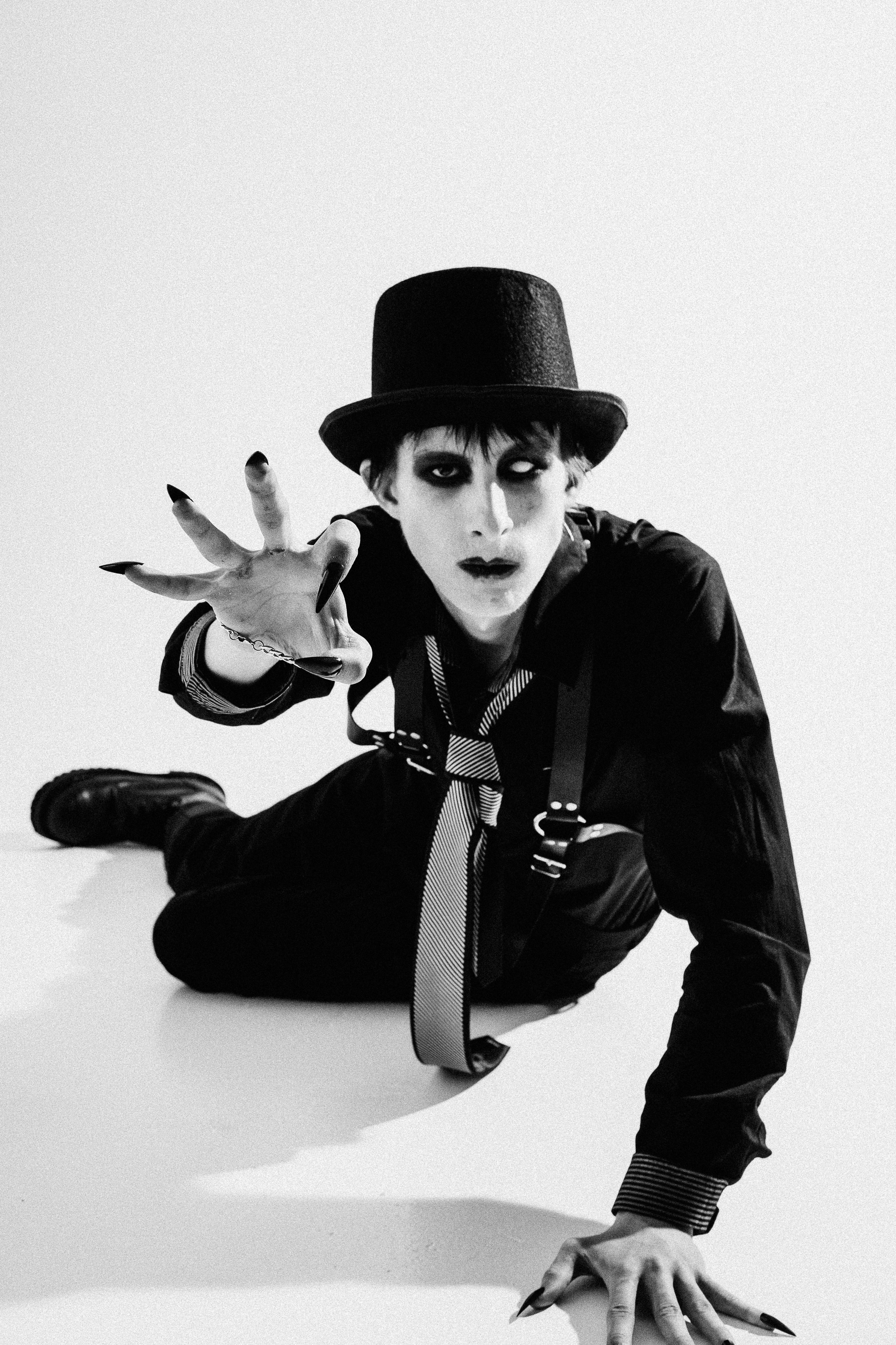 Консультирую по созданию образа и подбору одежды.    50% успеха идеального снимка зависят от выбранного моделью стиля одежды и сочетания цветов в кадре. Перед фотосъемкой, мы вместе выберем несколько интересных образов и определим общие цветовые гаммы снимков.    Подбираю красивые локации или фотостудию.    Помогу определиться с местом проведения фотосессии под Ваш вид съемки и идею будущего образа.    Помогаю с позированием, управляю процессом съемки    Не задумывайтесь над вопросом, как правильно вести себя перед камерой, какую позу принять, куда деть руки, как убрать скованность и неестественные позы. Доверьтесь мне. Я знаю, как сделать, чтобы Вы чувствовали себя комфортно и выглядели привлекательно!    Отбираю уникальные референсы для каждого клиента    В процессе подготовки я продумываю идею будущей съемки и подбираю работы известных фотографов с необходимым настроением в кадре, позами моделей и локацией в качестве ориентира. Это и есть референсы. Они помогут представить, какой результат фотосъемки мы хотим получить. Чтобы настроиться и вжиться в образ первые несколько кадров, мы сделаем на основе референсов, и, получив нужный настрой, перейдем к импровизации.    Провожу репортажные фотосъемки.    Если Вы не любите позировать или не хотите отвлекаться от какого-то важного события, я предложу Вам провести репортажную фотосъемку. Вы будете заниматься привычными делами: общаться, играть с ребенком, заниматься Вашим хобби и т.д. В это время я самостоятельно поймаю удачные кадры и красивые ракурсы.    Отбираю лучшие снимки, выполняю авторскую ретушь и цветокоррекцию каждой фотографии.    По моему мнению, модель должна одинаково хорошо выглядеть на всех фото, которые отдает фотограф. Я не предлагаю приобретать пакеты "10 фото в обработке + все удачные исходники" и т.п. Из отснятого материала я отбираю все удачные фотографии, удаляю дубли, выбираю от 20 лучших фото, провожу обработку каждого снимка и отдаю Вам законченный одинаково красивый результат.    Решаю любые организационные вопросы.    Забронировать студию, договориться с визажистом, найти красивые аксессуары или платье для съемки, организовать ассистентов и декорации - я сделаю все от меня зависящее ради хороших снимков.