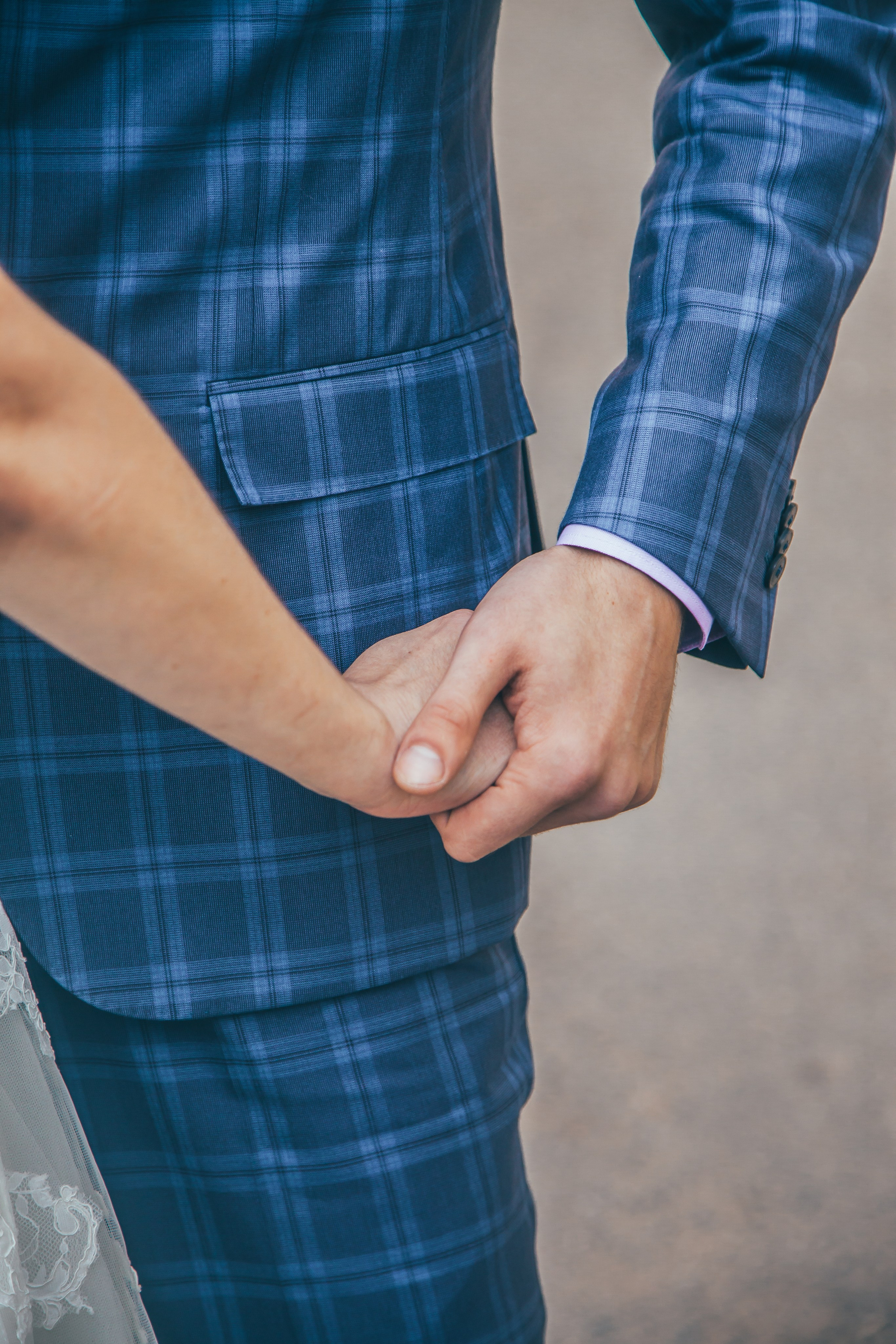 kogan.studio - руки молодожен держат друг друга