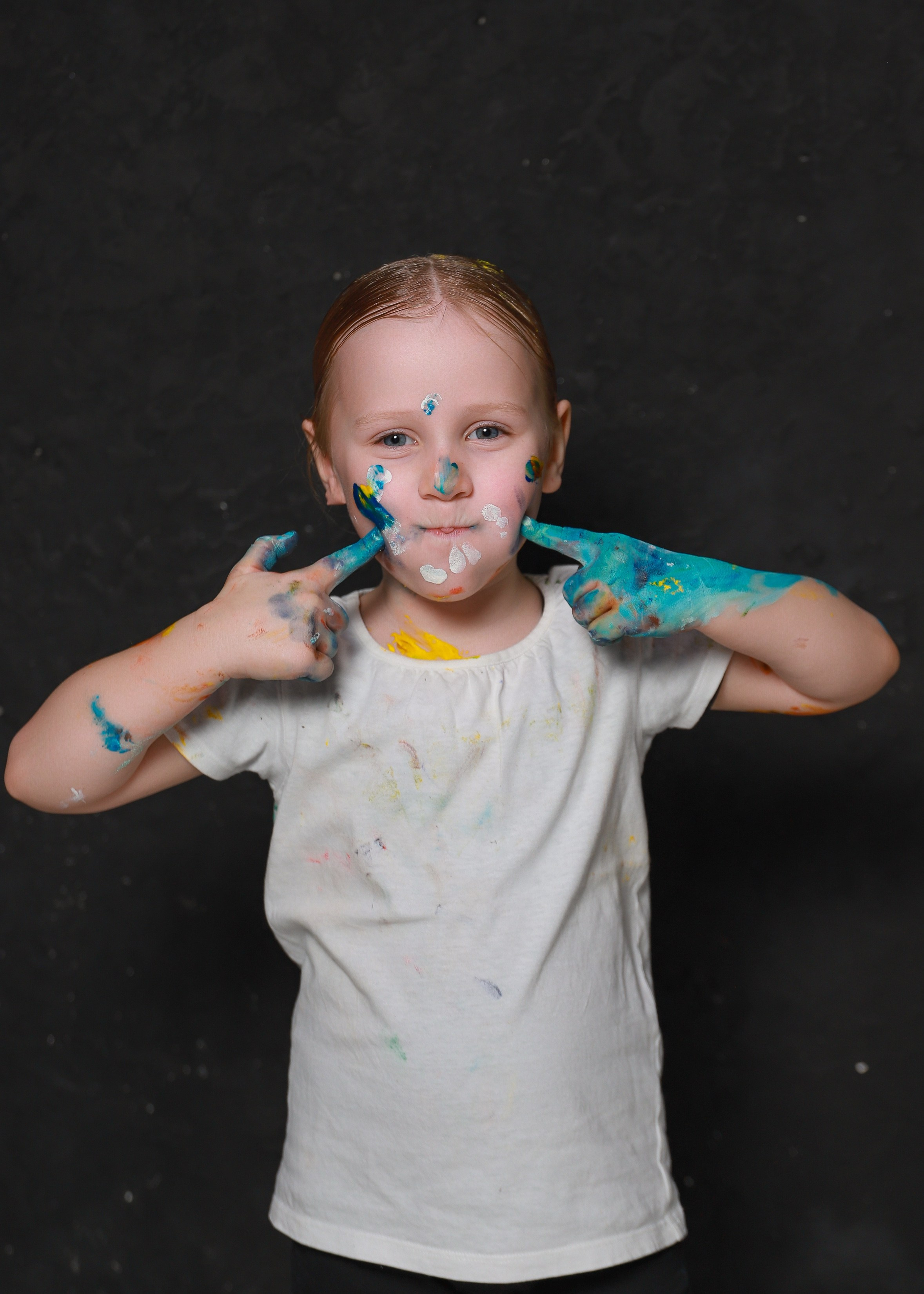 Младшие с красками. Фотограф Юлия Мальцева