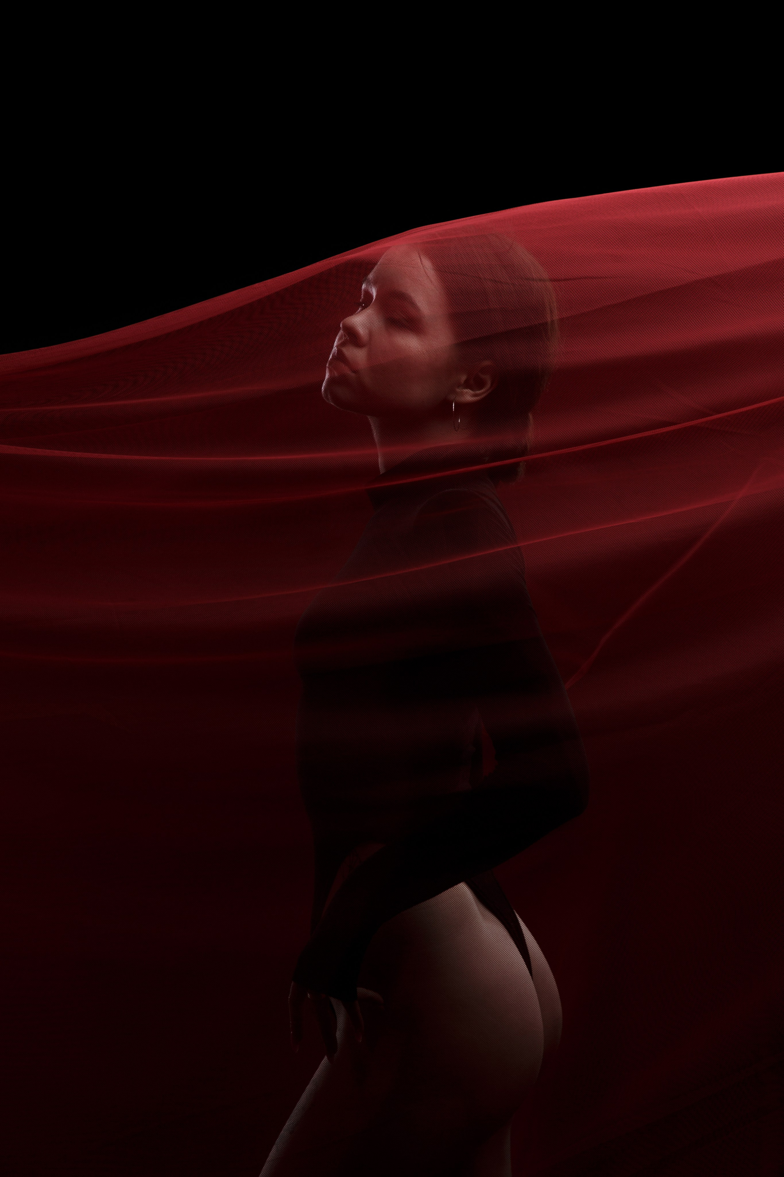 Портретная фотоссесия для девушки в красной вуали. 