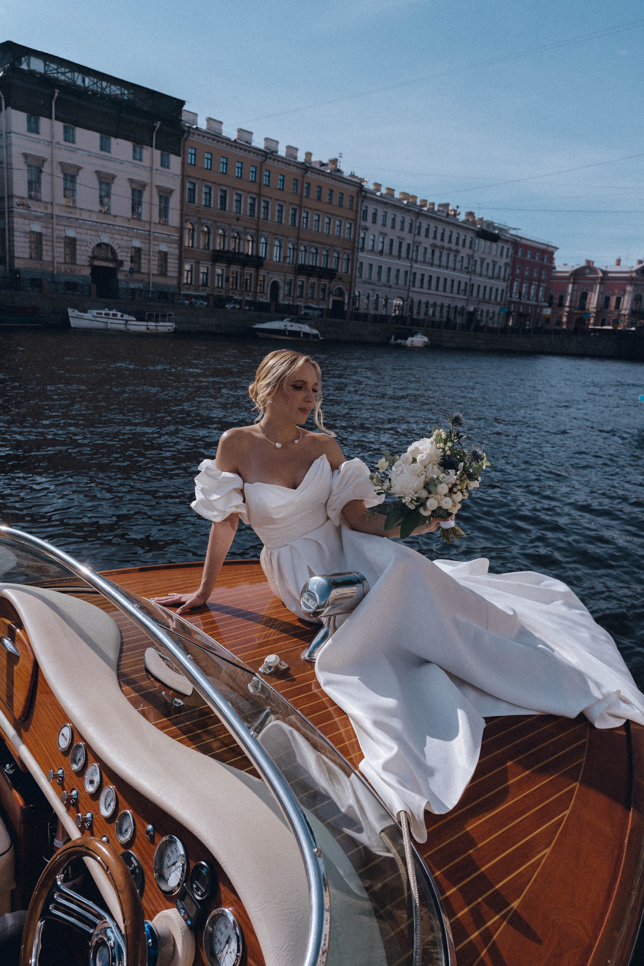 СВАДЕНБНАЯ СЬЕМКА НА КАТЕРЕ ПО КАНАЛАМ САНКТ-ПЕТЕРБУРГА И В АКВАТОРИИ НЕВЫ. Профессиональный фотограф, Санкт-Петербург — Виктория Богомолова