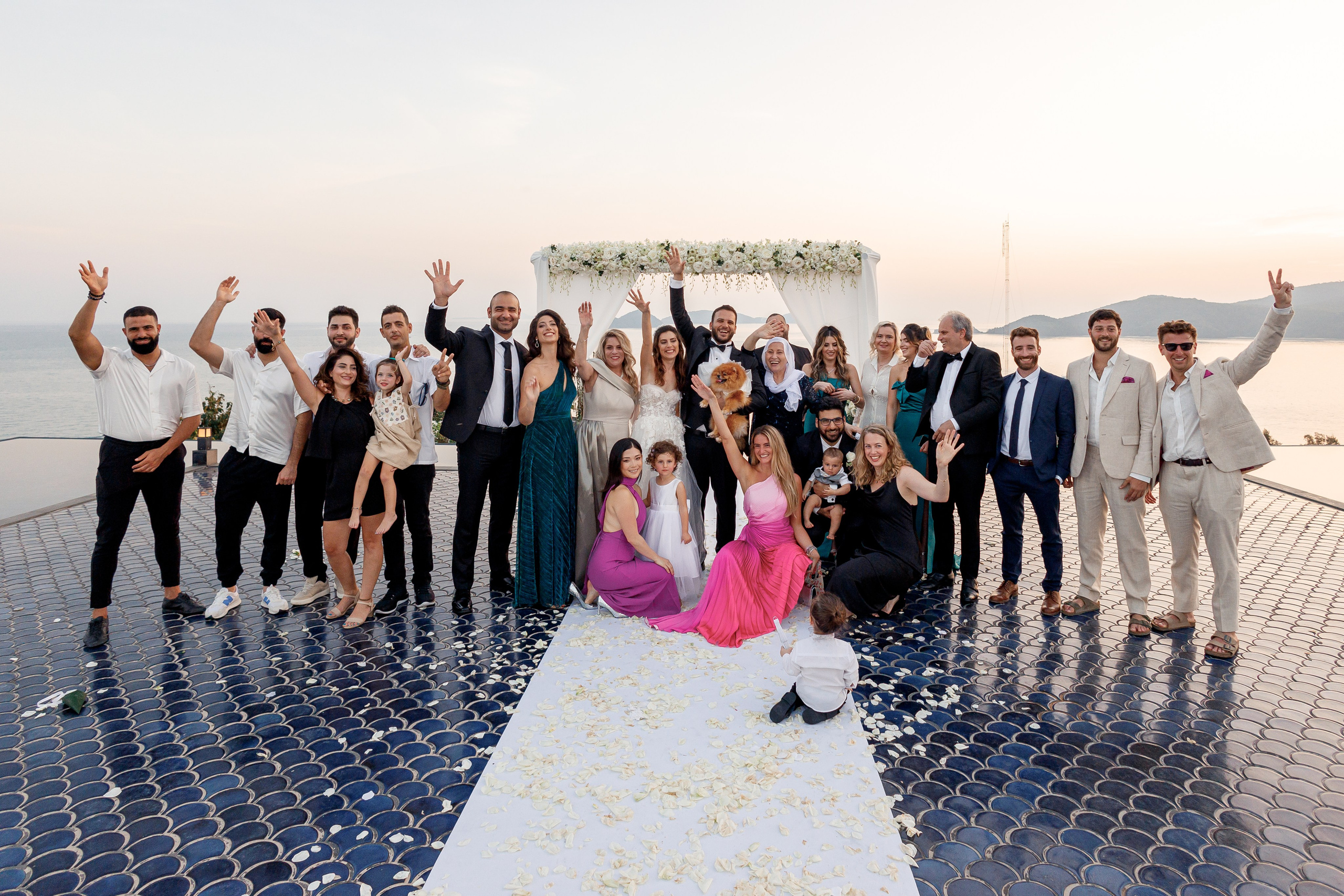 жених и невеста среди гостей на фоне андаманского моря в Таиланде