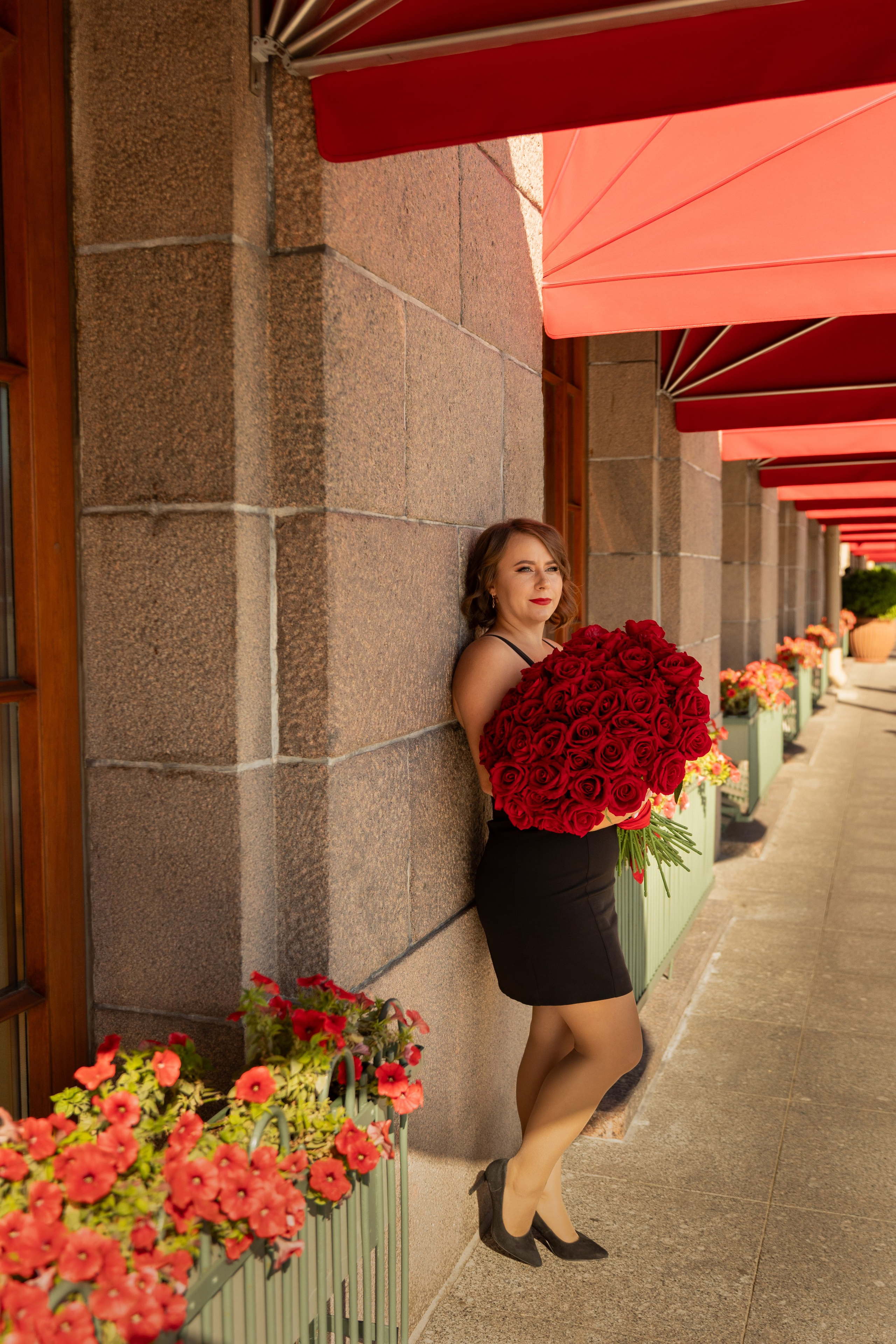 Фотопрогулка в центре с букетом красных роз. Семейный и свадебный фотограф в Санкт-Петербурге Татьяна Швыкова