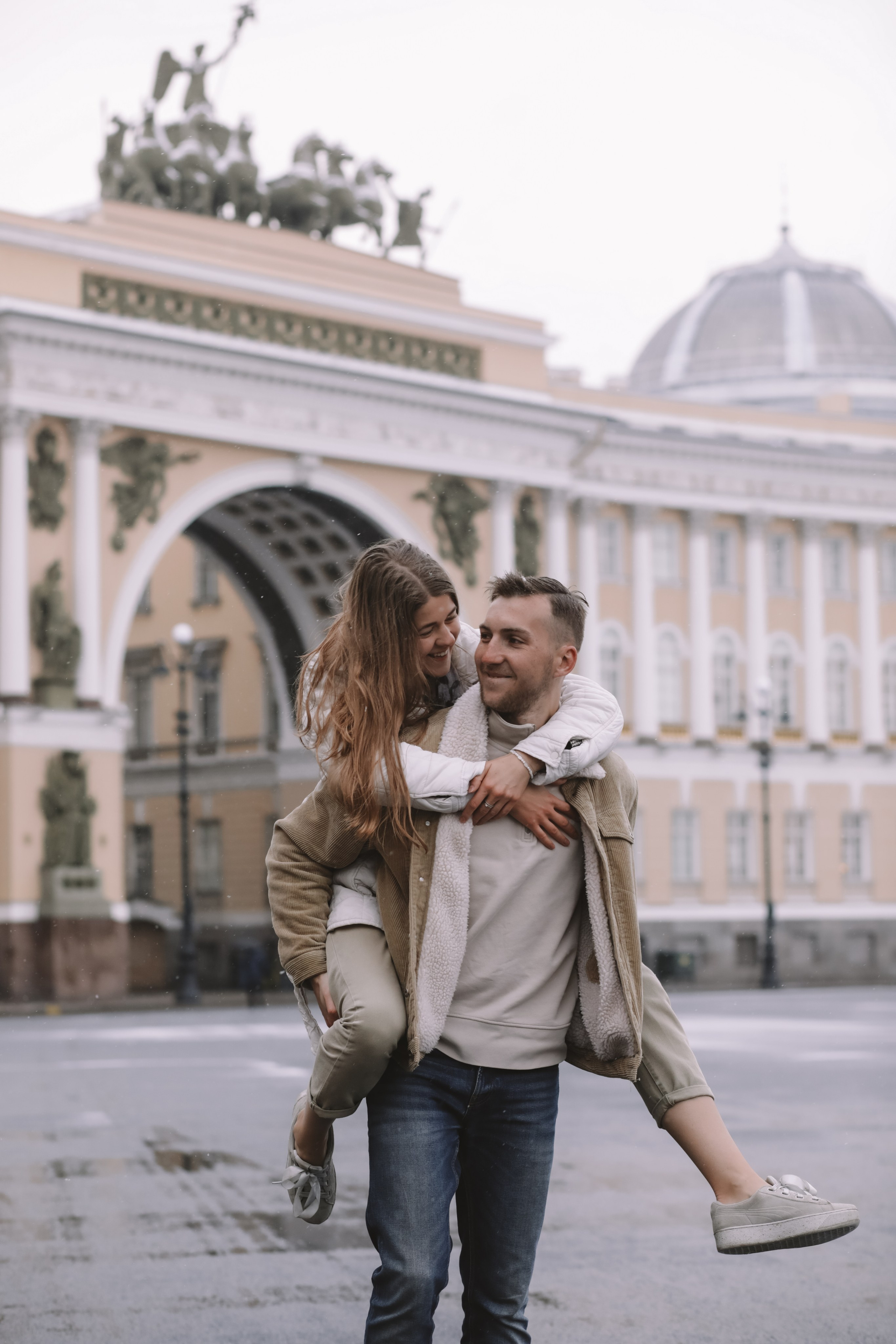 Фотопрогулка по Дворцовой площади под первым снегом, в Санкт-Петербурге. Фотограф в Санкт-Петербурге Разиля Идиятуллина
