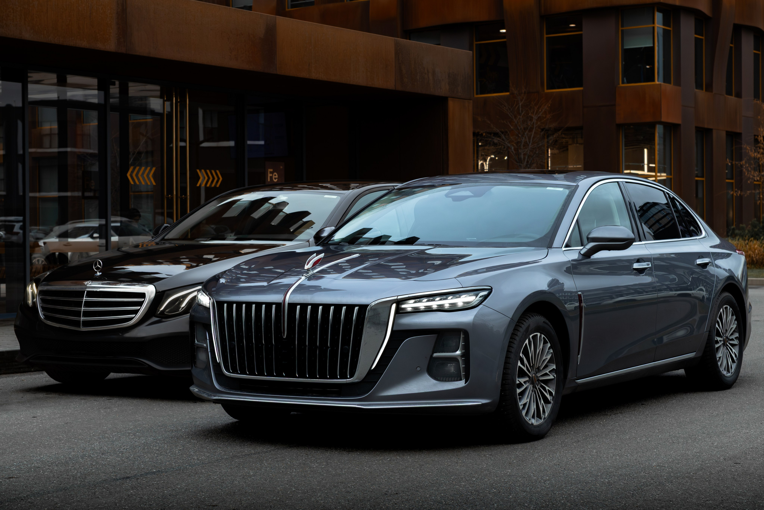 Mercedes & Hongqi. Photo-nk