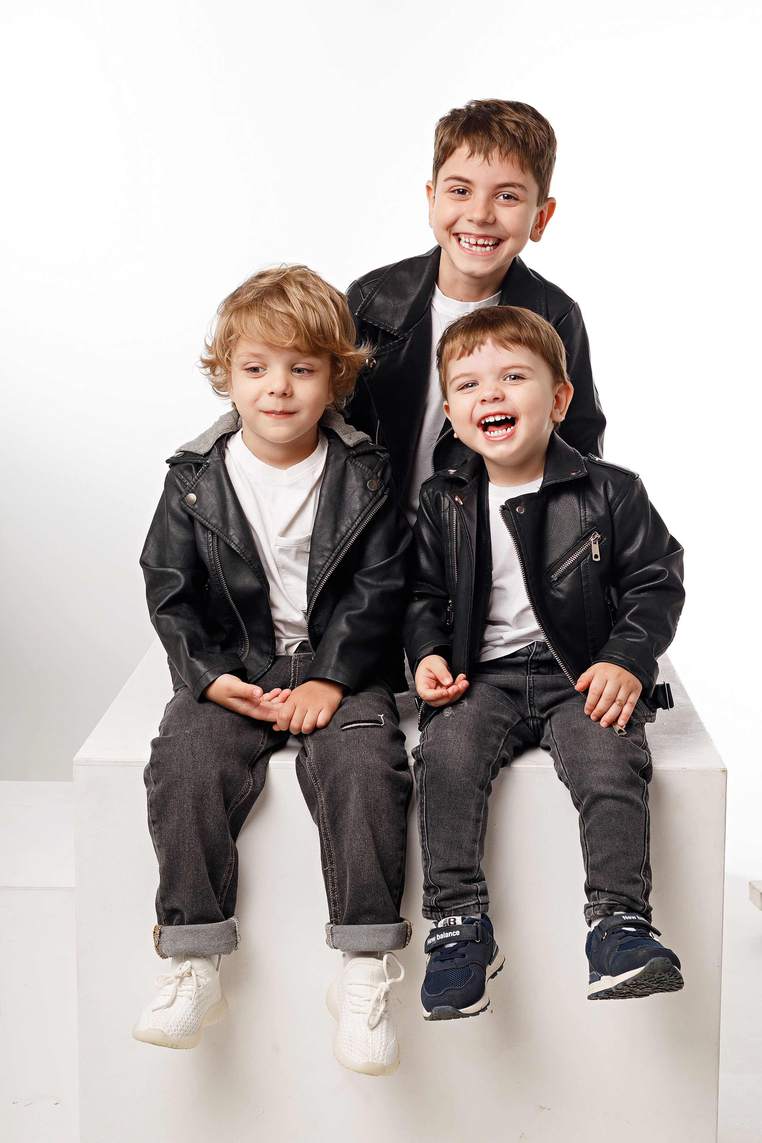 Фотосессия братьев в Сочи от детского фотографа. Детский студийный фотограф Сочи