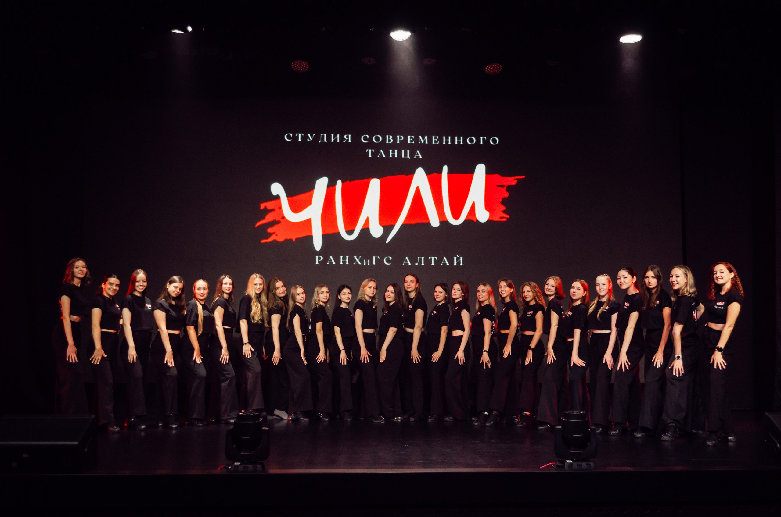 Групповая фотосъемка танцевального коллектива. Денисова Аля — фотограф для парных съемок и индивидуальных историй в Барнауле