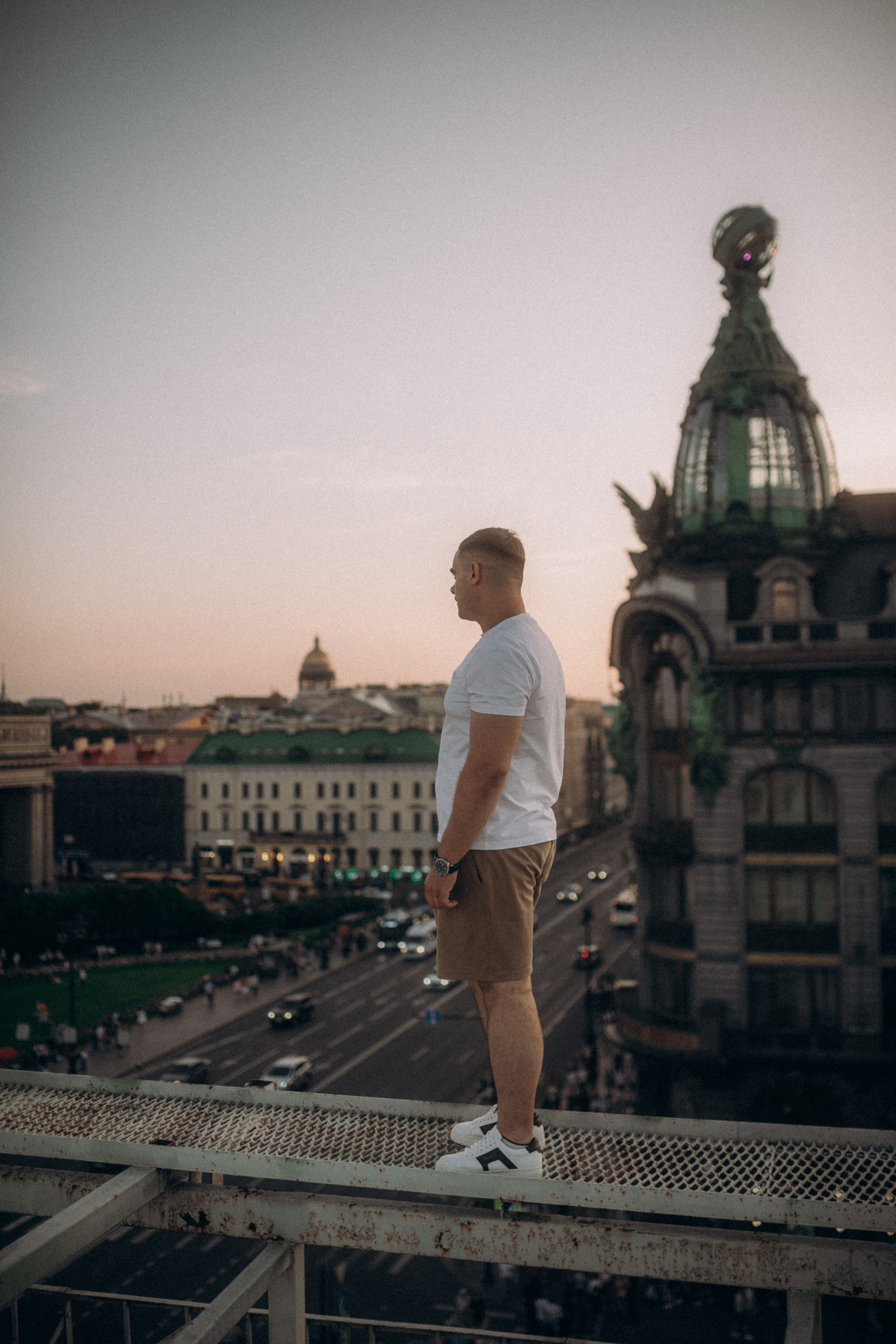 Мы сидим на питерской, теплой крыше. Фотограф в Санкт Петербурге Лара Великова