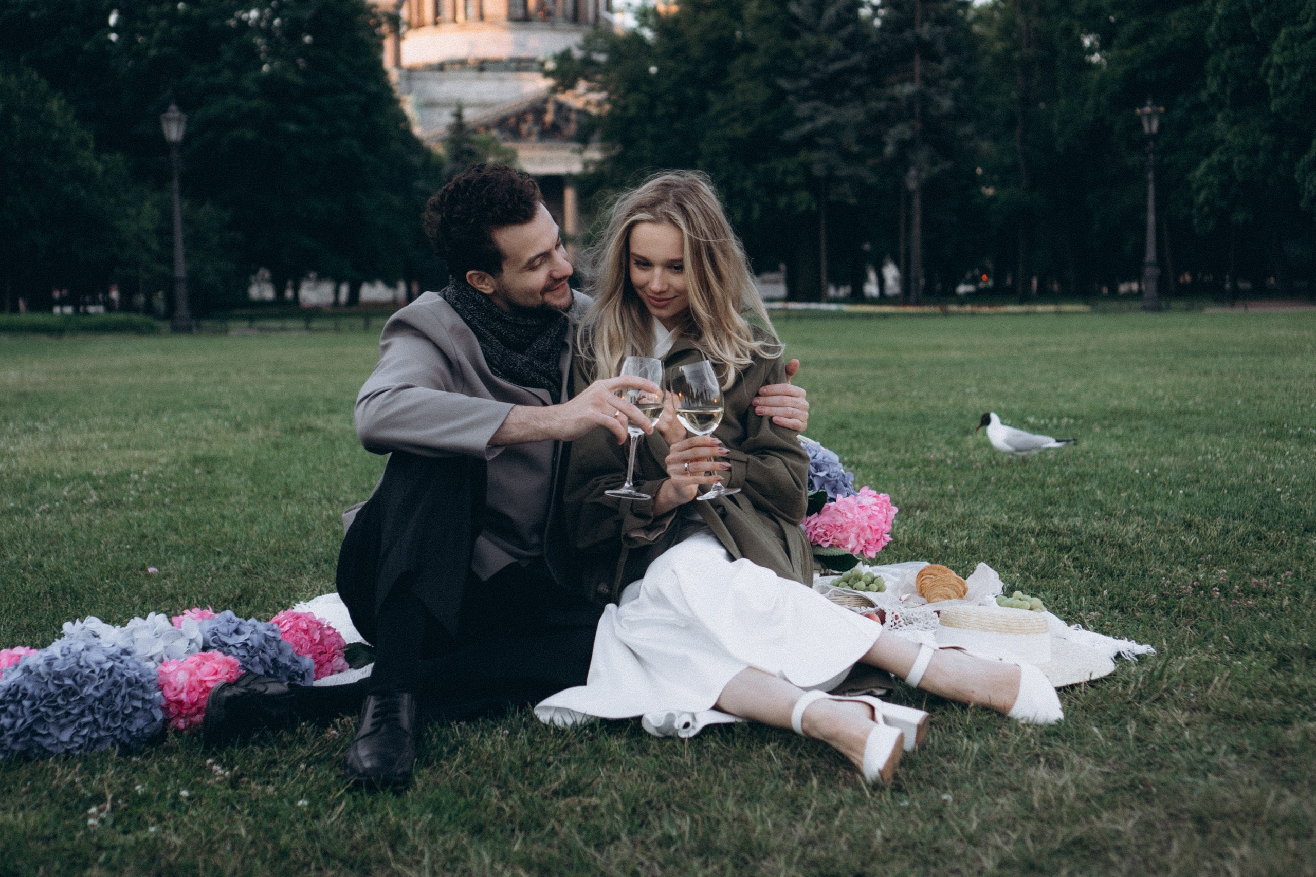 СВАДЕБНАЯ СЬЕМКА ПАРЫ НА РАССВЕТЕ В БЕЛЫЕ НОЧИ И ПРОГУЛКА С РАЗВОДНЫМИ МОСТАМИ И ПИКНИК ВОЗЛЕ ИСАКИЕВСКОГО СОБОРА. Профессиональный фотограф, Санкт-Петербург — Виктория Богомолова