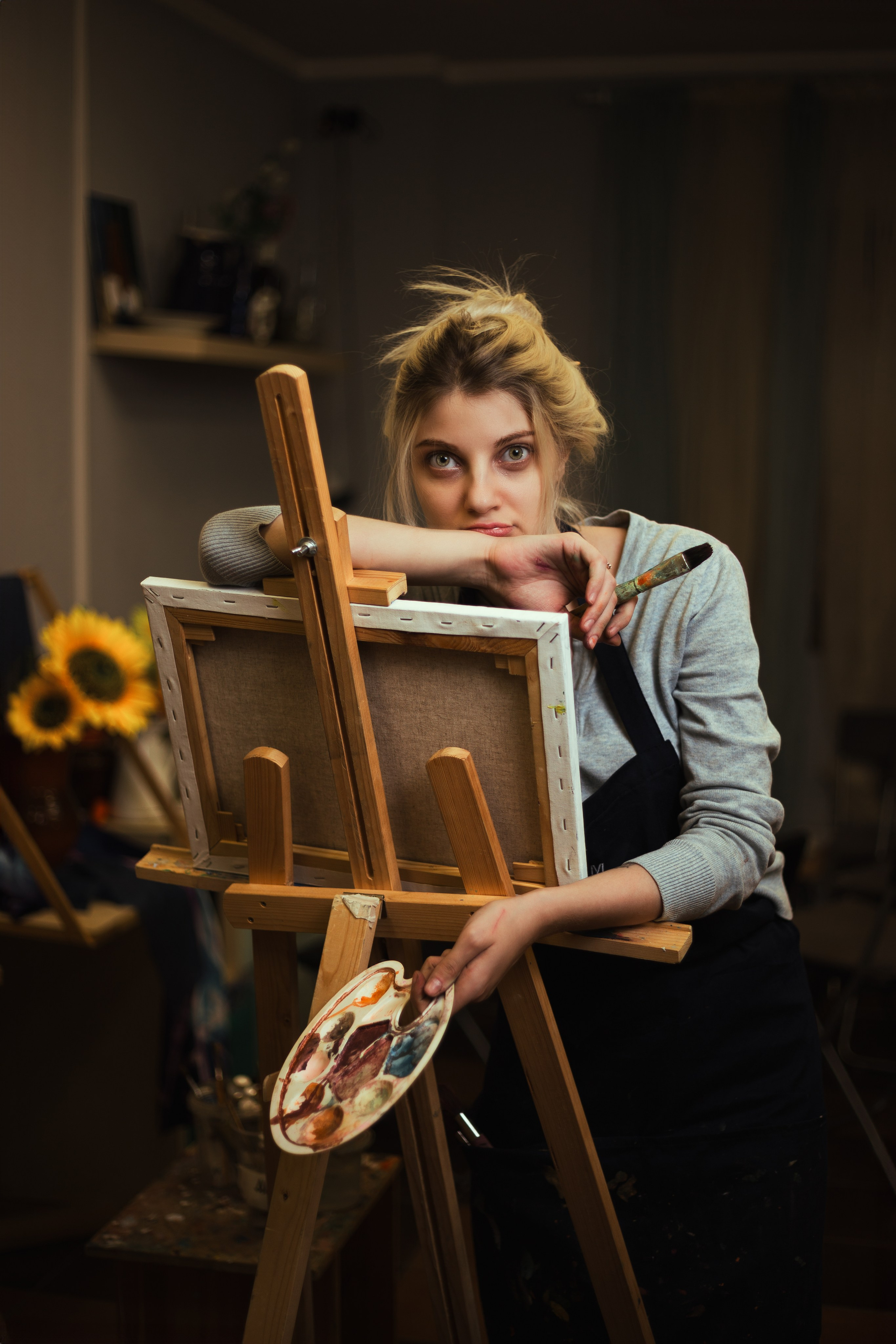 Погрузитесь в мир искусства: девушка рисует в студии, окруженная красками и кистями. Эмоциональные и вдохновляющие моменты, запечатленные в фотографиях. Откройте для себя атмосферу творчества и искусства в нашем альбоме 'Художественная атмосфера'. Девушка, Красивая дувушка, Красотка, Хужожесвенная, Художественная сутдия, Мальберт, Рисование, Краски, Фотосессия, Блоднинка, Творческая, Студия, Чудеево, Кофе, Кисти, Акверель, Портрет, Картина, Исскуство, Позирование, 