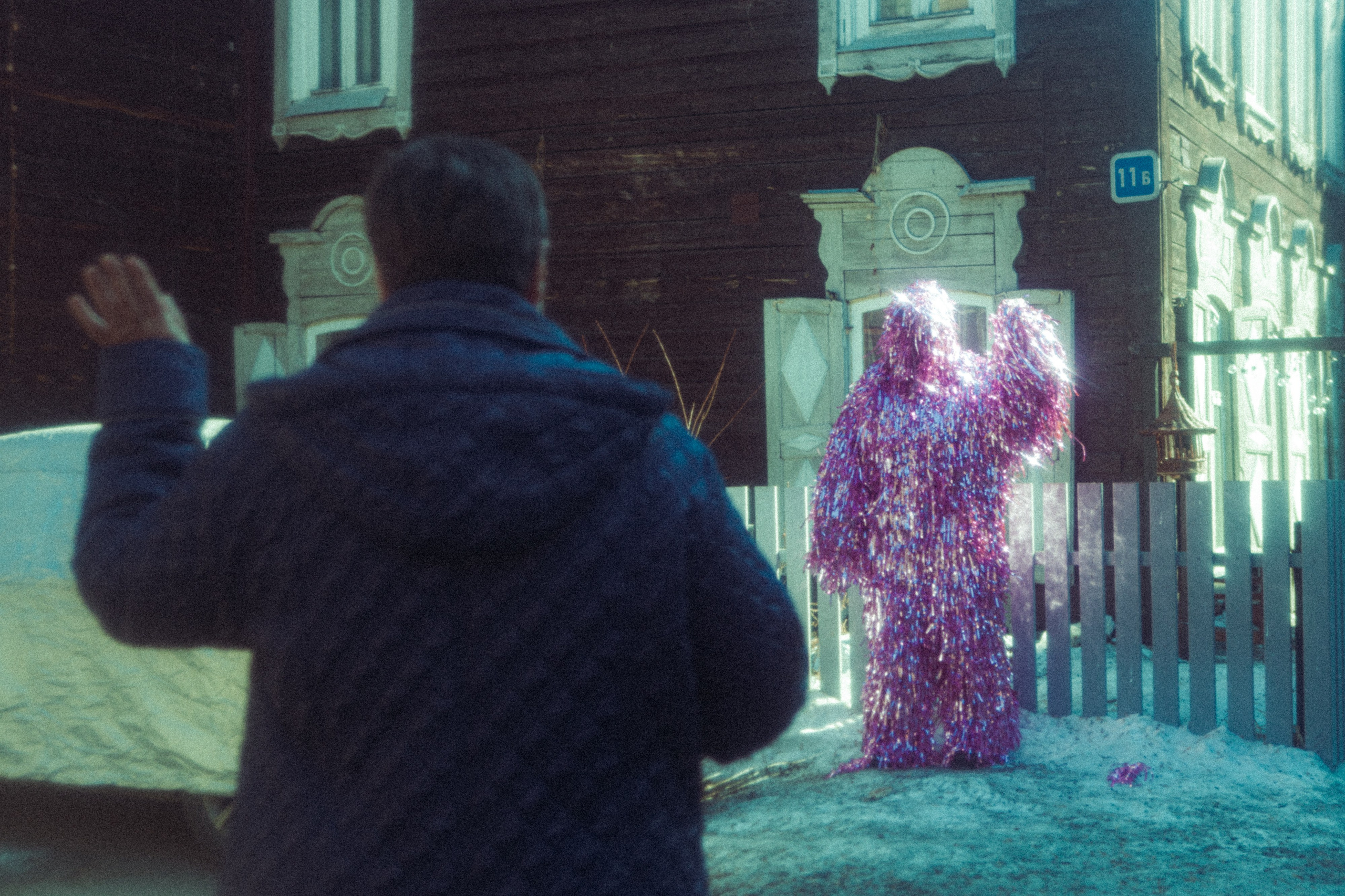 Современная fine art фотография, на которой изображен йетти в костюме из мишуры, живущий в деревянном доме. 