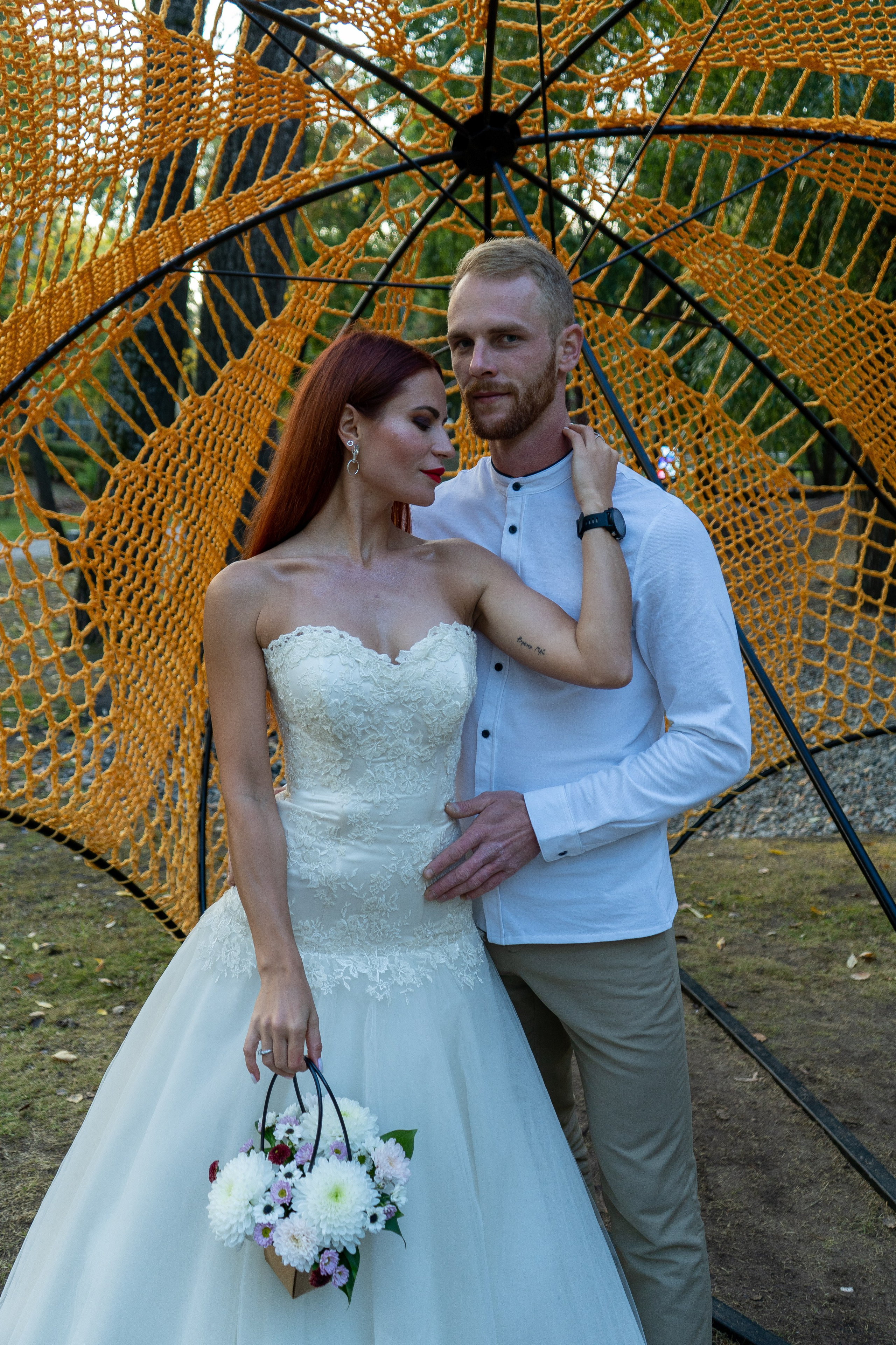 Жених с невестой позируют фотографу в Воронеже