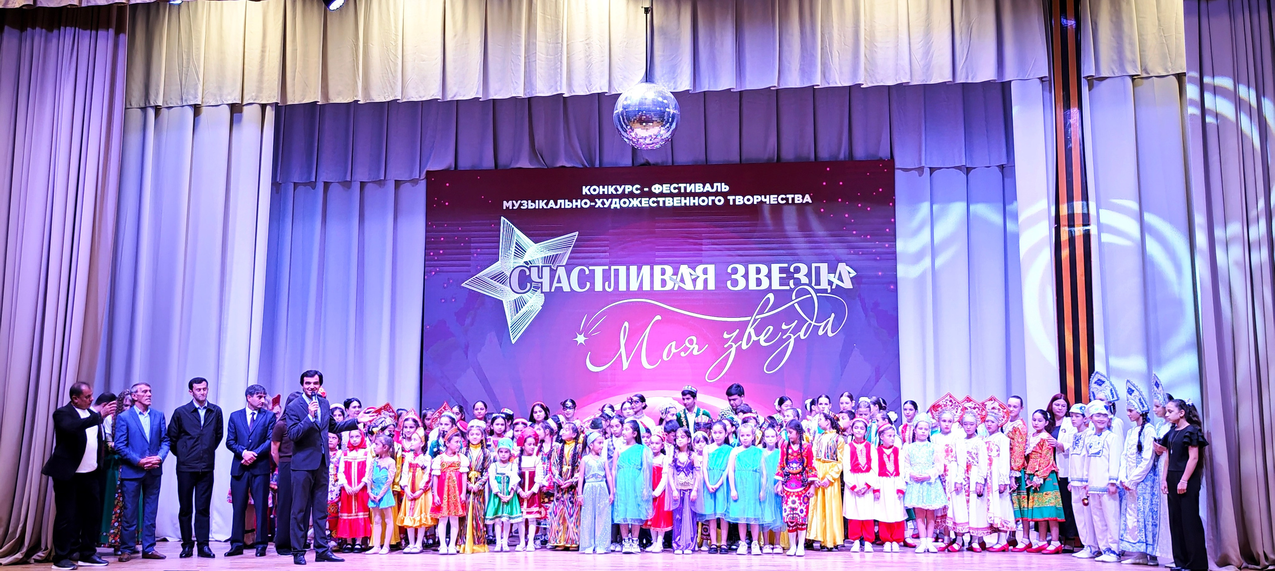 1 ноября 2025 г, г. Бохтар, Таджикистан. Золотое яблочко