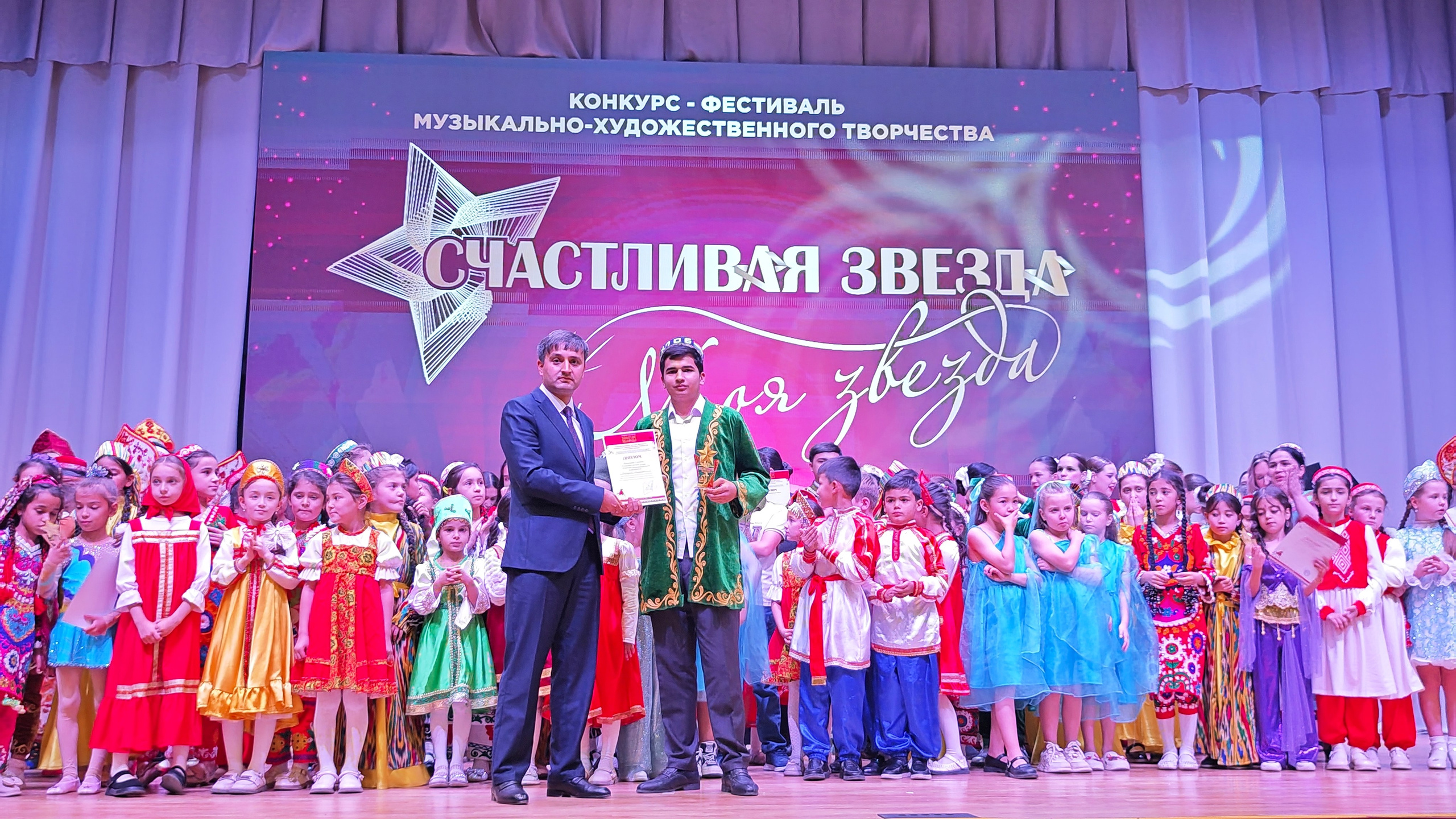 1 ноября 2025 г, г. Бохтар, Таджикистан. Золотое яблочко