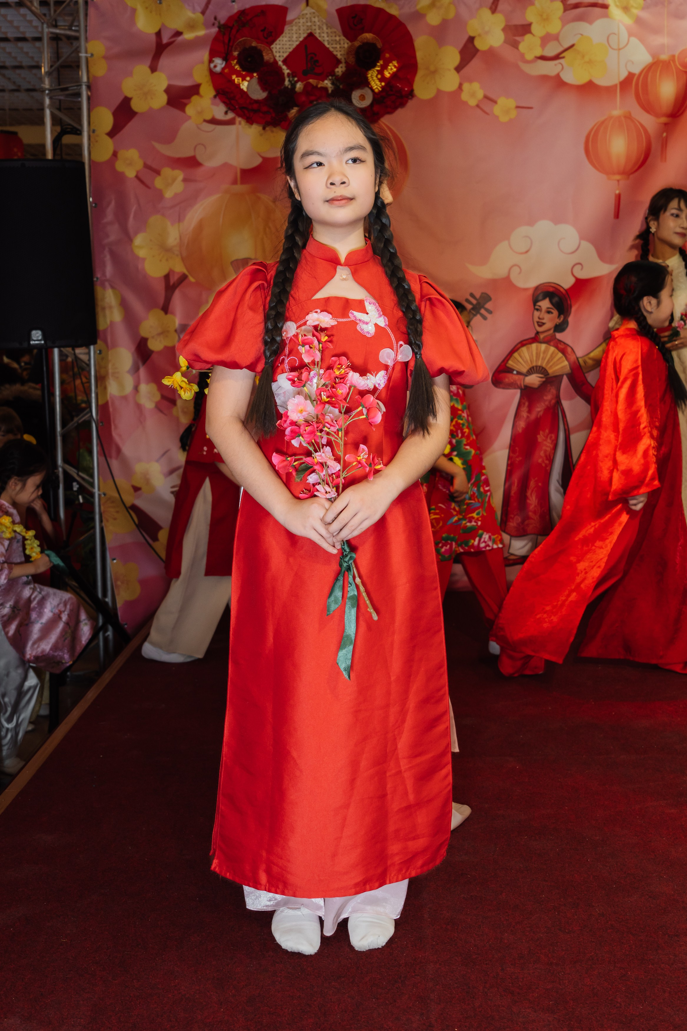 вьетнамская девушка в красном традиционном платье