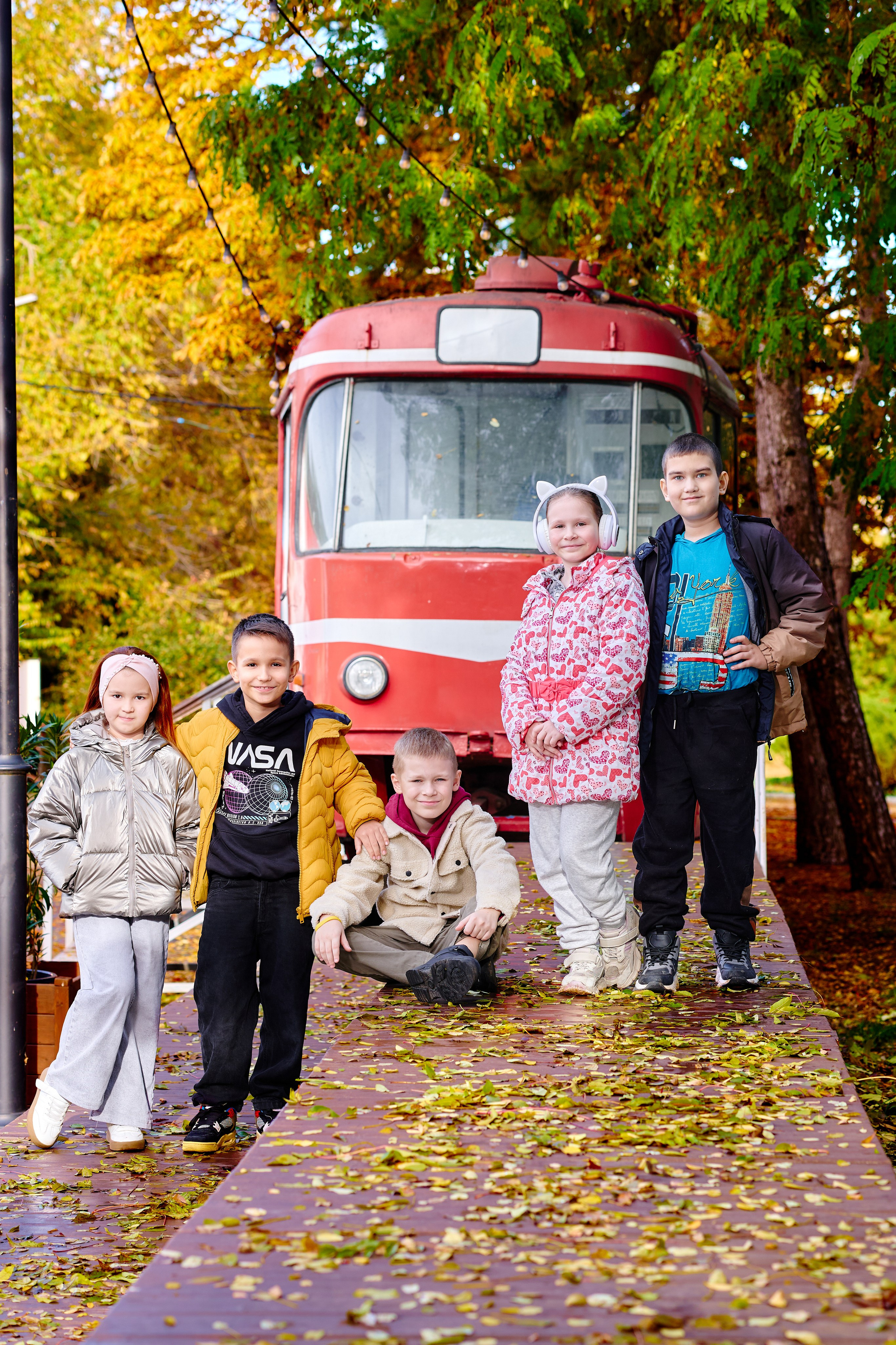 Прогулка в парке классом. Фотограф Выпускные альбомы Таганрог Сергей Коробченко