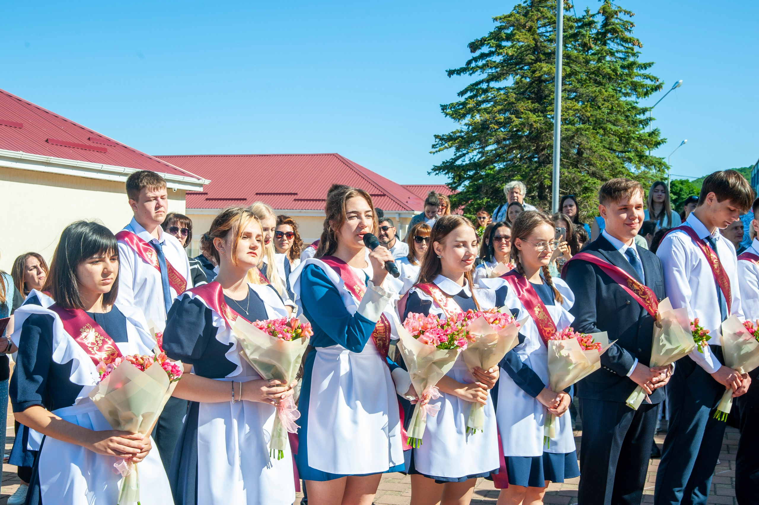 Последний Звонок МАОУ СОШ № 17 им. Эдуарда Есаяна — Архипо-Осиповка. Свадебный и семейный фотограф Денис Лукьянов в Краснодаре, Краснодарском крае и Республике Крым
