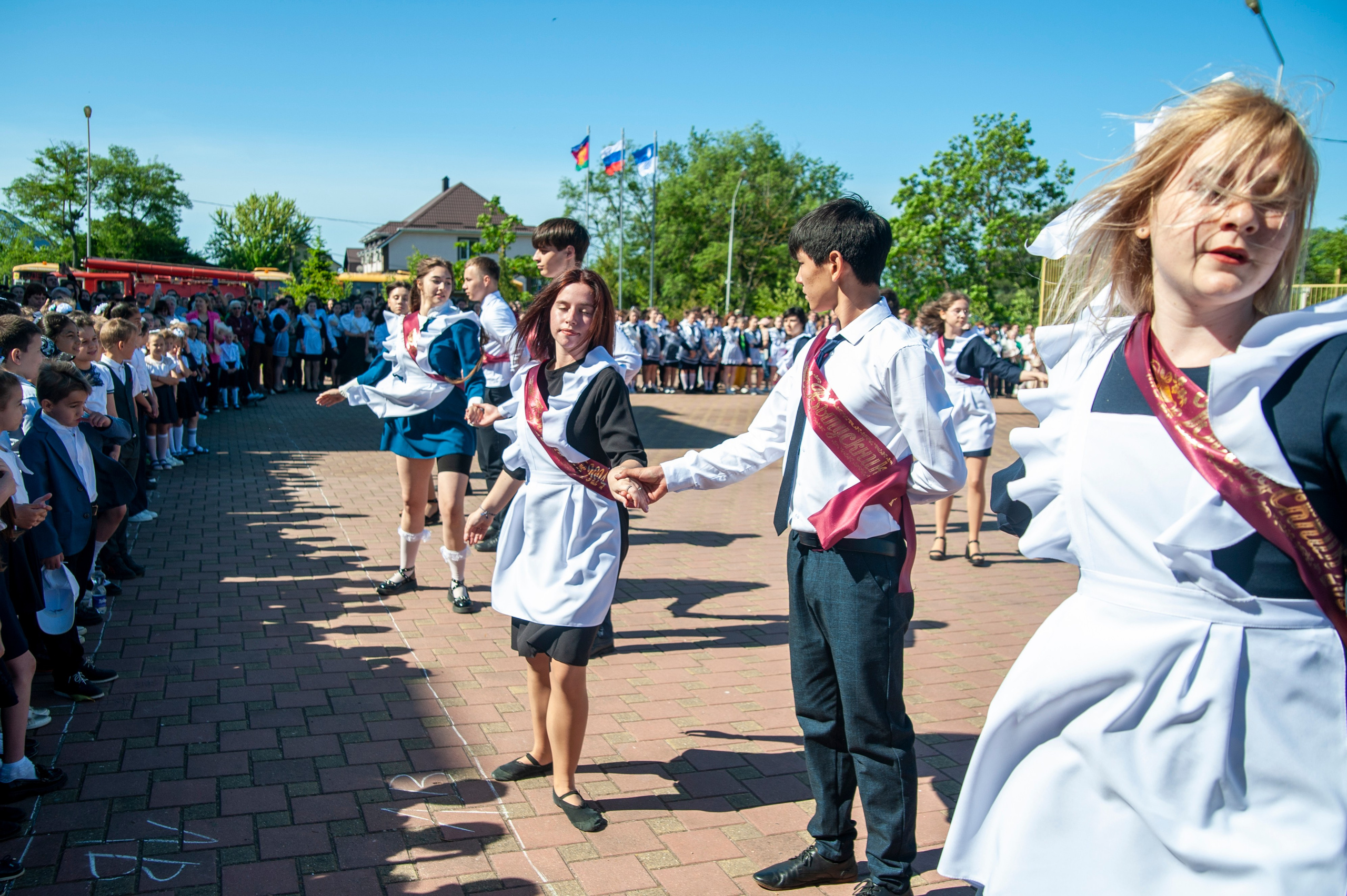 Последний Звонок МАОУ СОШ № 17 им. Эдуарда Есаяна — Архипо-Осиповка. Свадебный и семейный фотограф Денис Лукьянов в Краснодаре, Краснодарском крае и Республике Крым