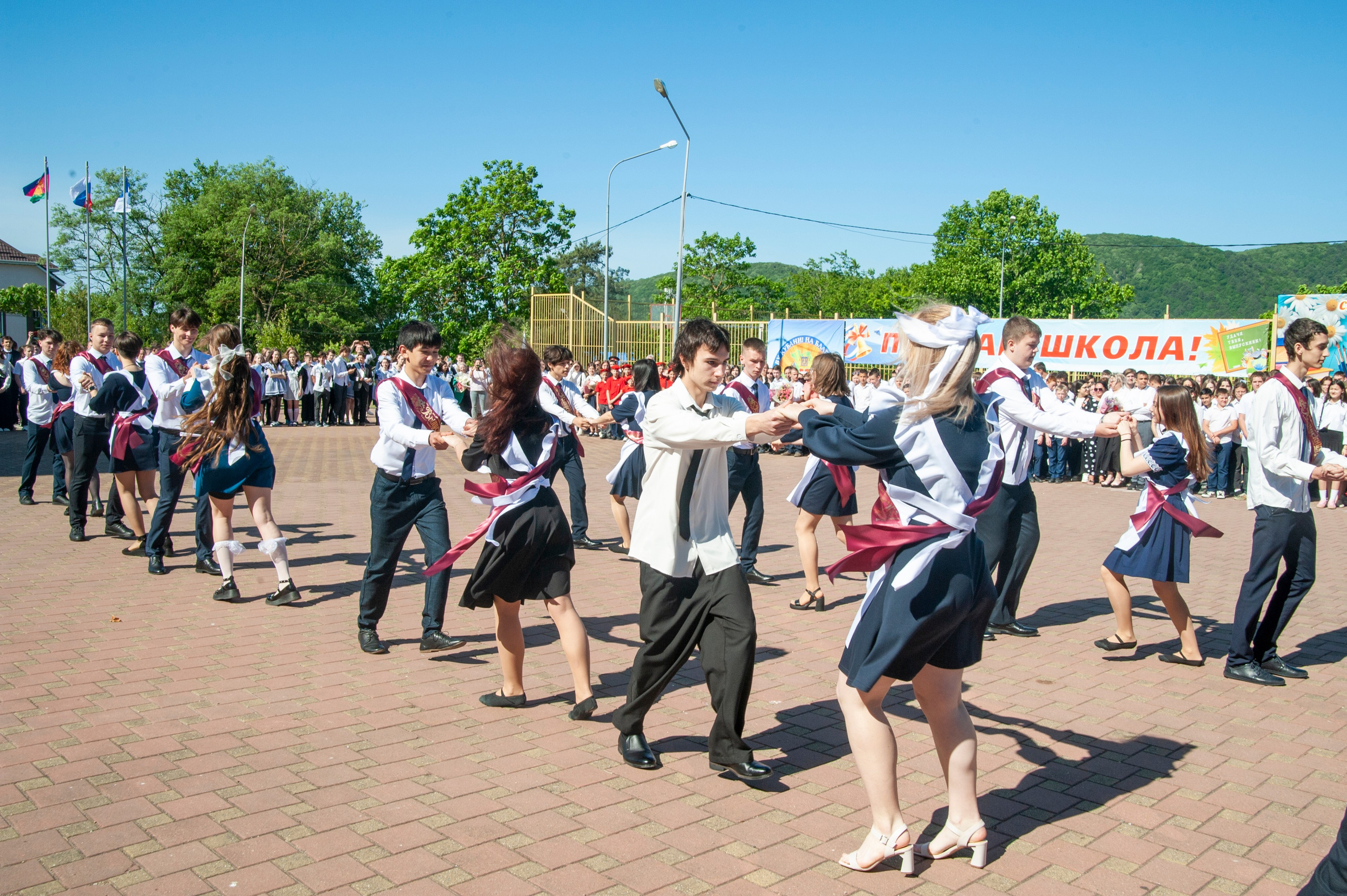Последний Звонок МАОУ СОШ № 17 им. Эдуарда Есаяна — Архипо-Осиповка. Свадебный и семейный фотограф Денис Лукьянов в Краснодаре, Краснодарском крае и Республике Крым