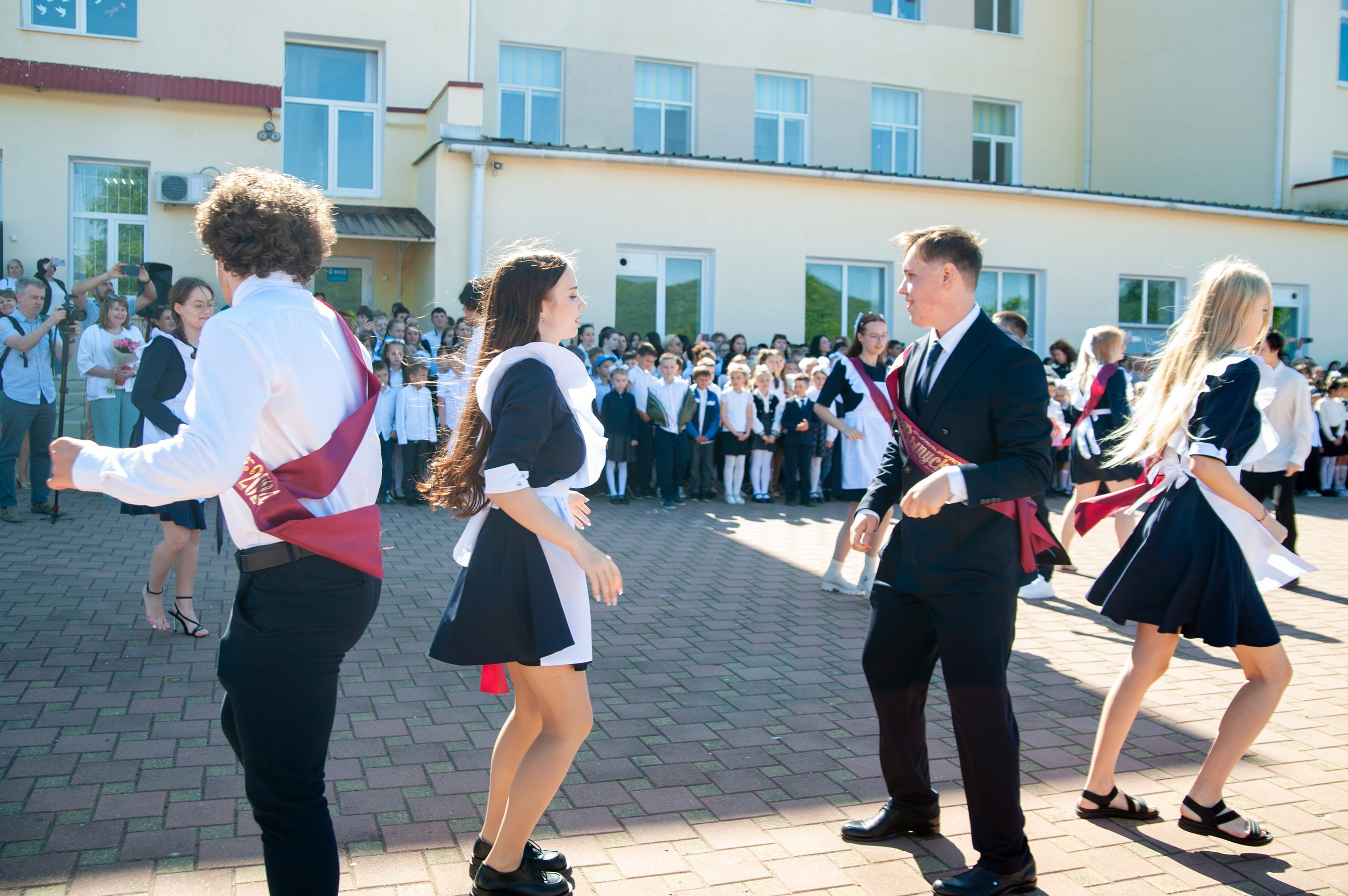 Последний Звонок МАОУ СОШ № 17 им. Эдуарда Есаяна — Архипо-Осиповка. Свадебный и семейный фотограф Денис Лукьянов в Краснодаре, Краснодарском крае и Республике Крым