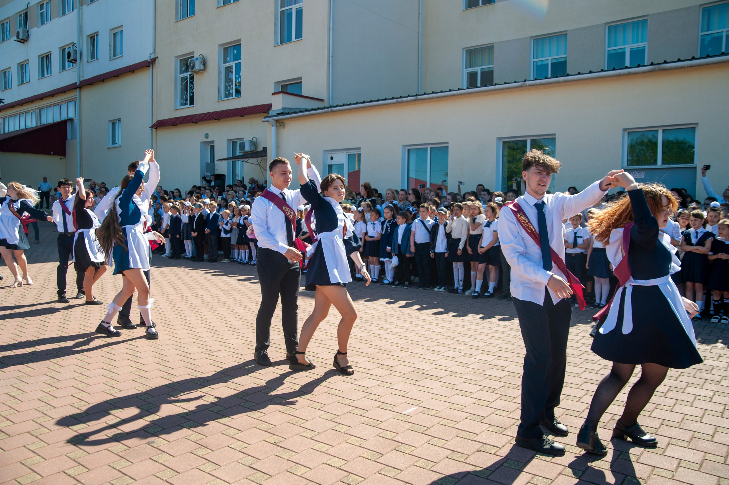 Последний Звонок МАОУ СОШ № 17 им. Эдуарда Есаяна — Архипо-Осиповка. Свадебный и семейный фотограф Денис Лукьянов в Краснодаре, Краснодарском крае и Республике Крым