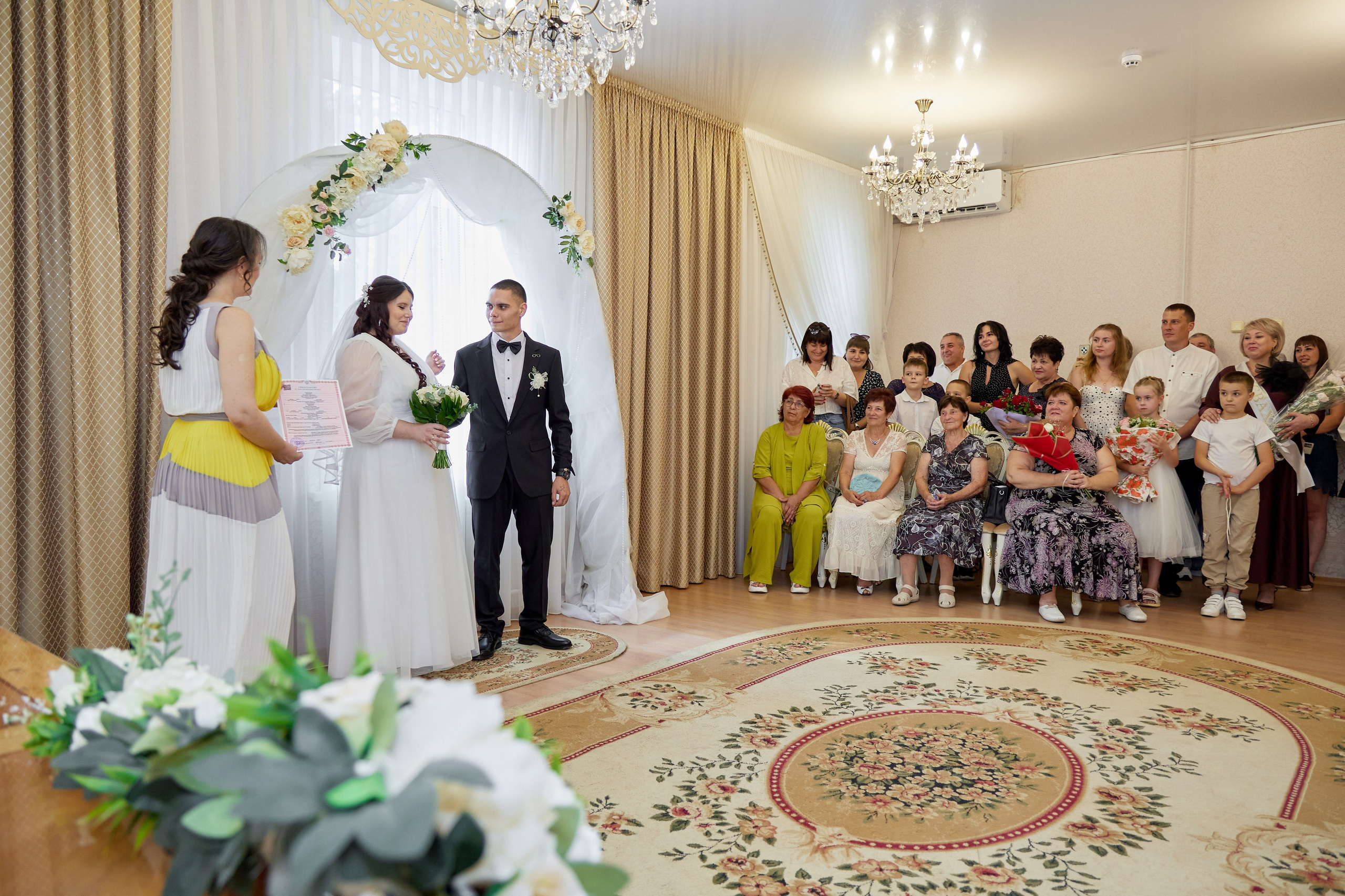 Фотосъемка в ЗАГСе, прогулка молодых, банкет