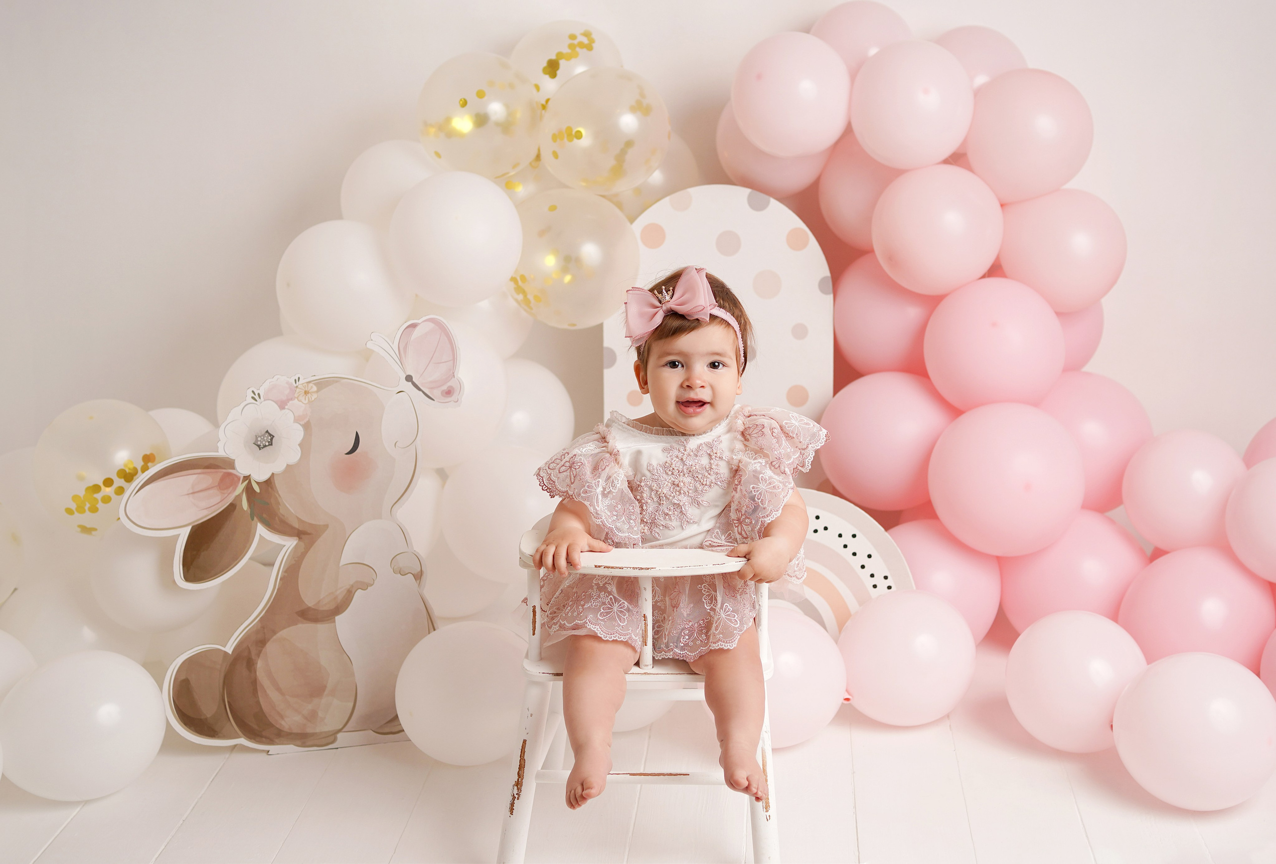 Фотограф Первого годика готовит шарики и тортик для малыша. 