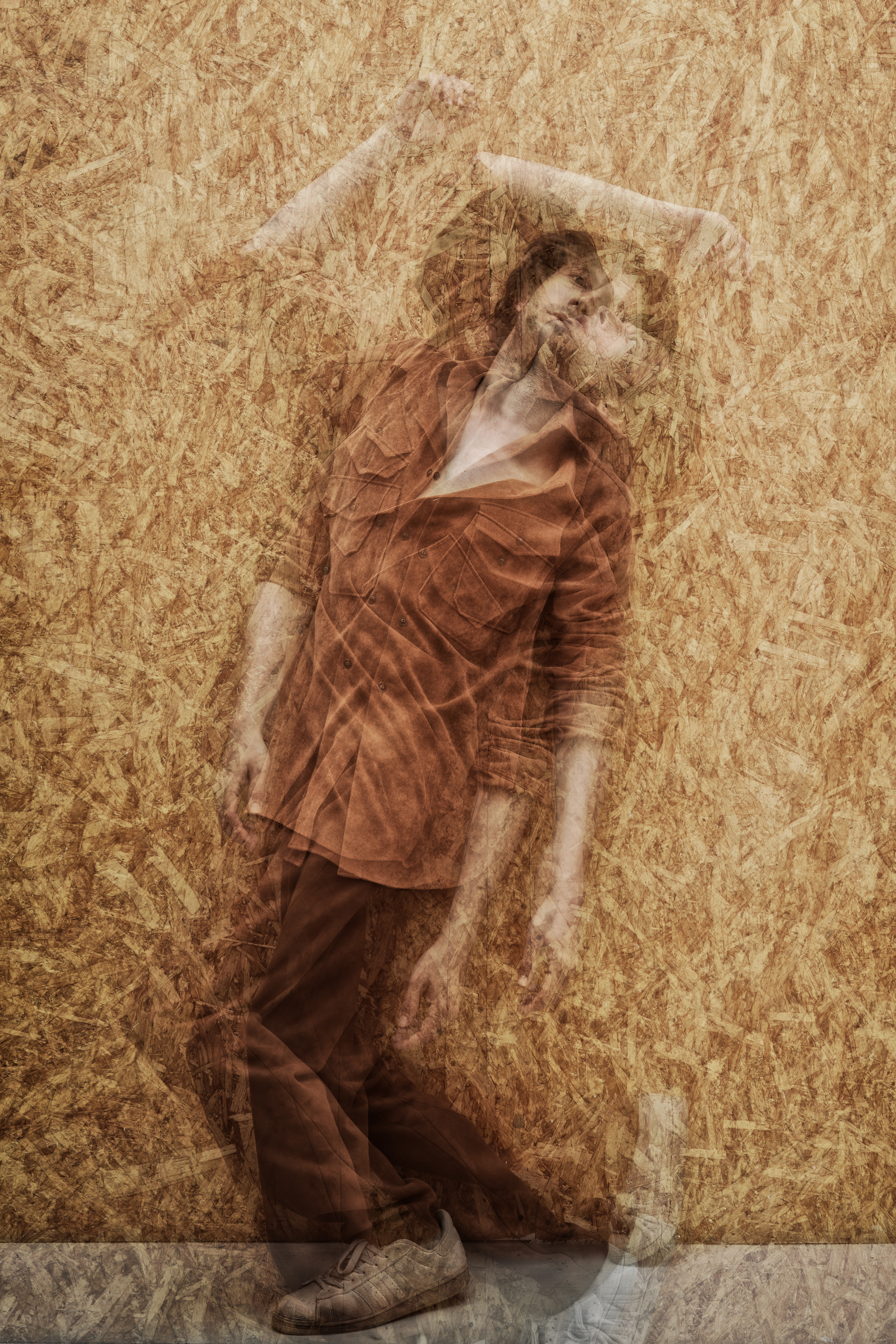 Иван Забелин в студии, мужчина в коричневом костюме мультиэкспозиция