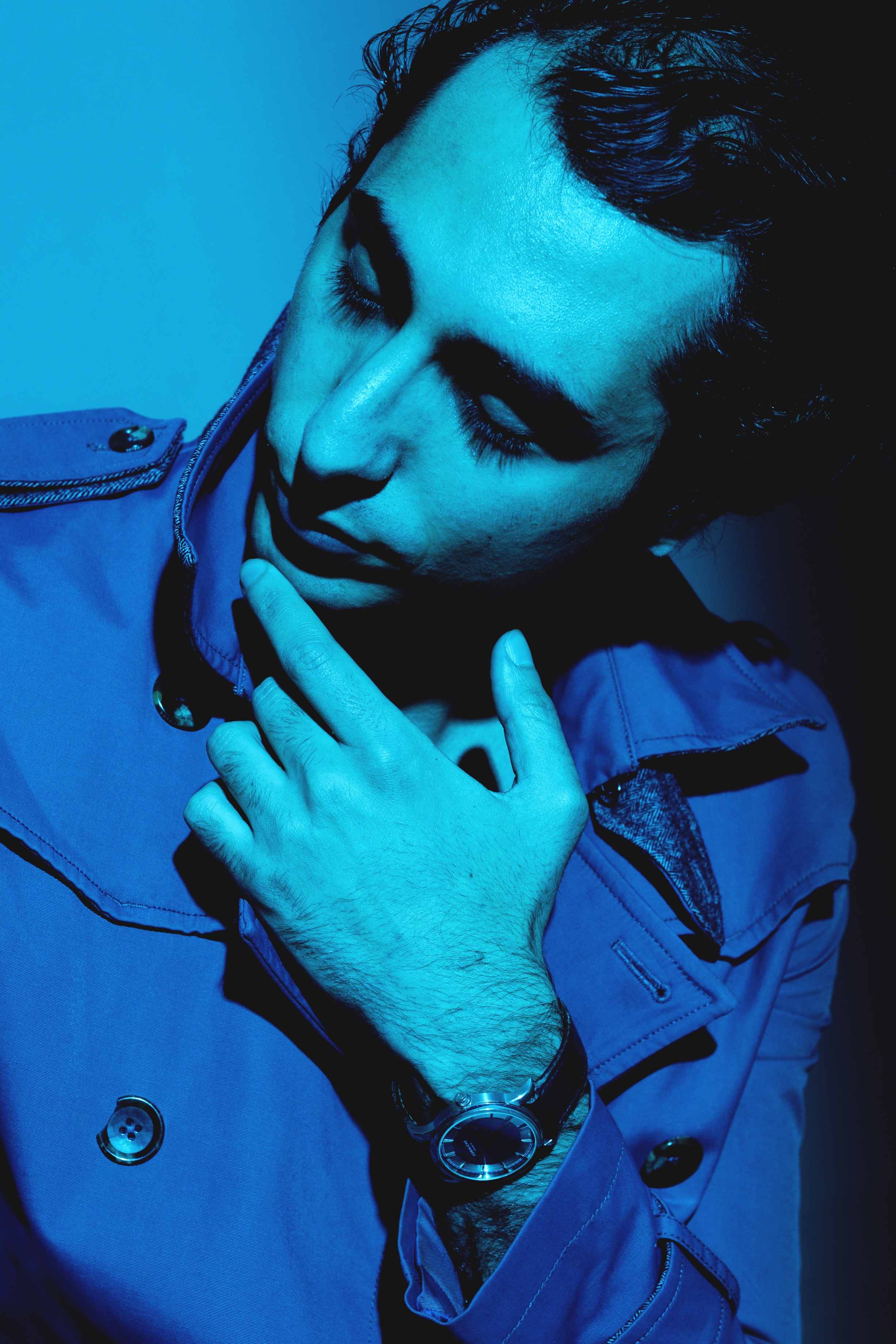 мужчина в синем пальто крупный портрет 