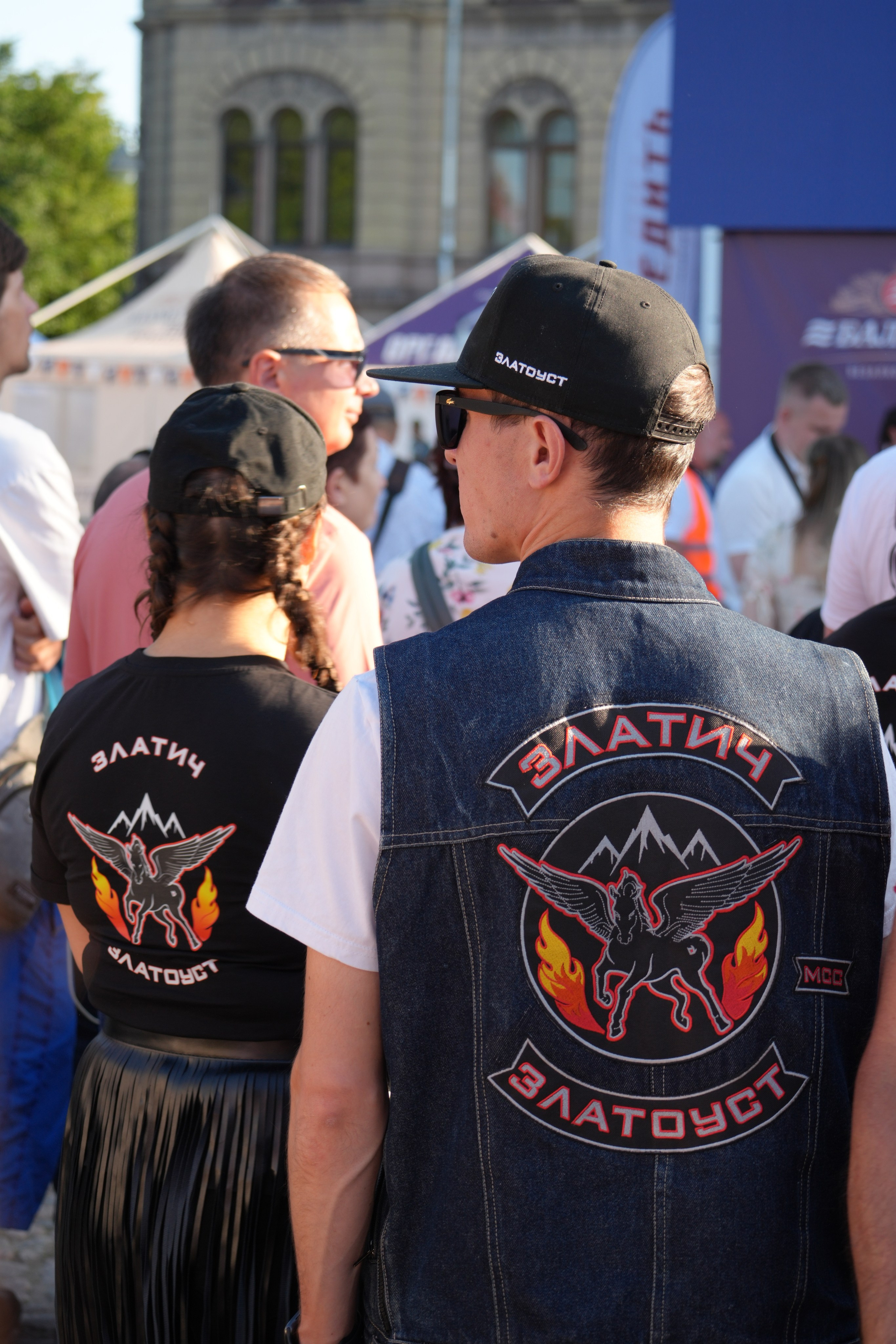 Участники мотофестиваля наслаждаются атмосферой летнего праздника, окруженные звуками рока и кожей