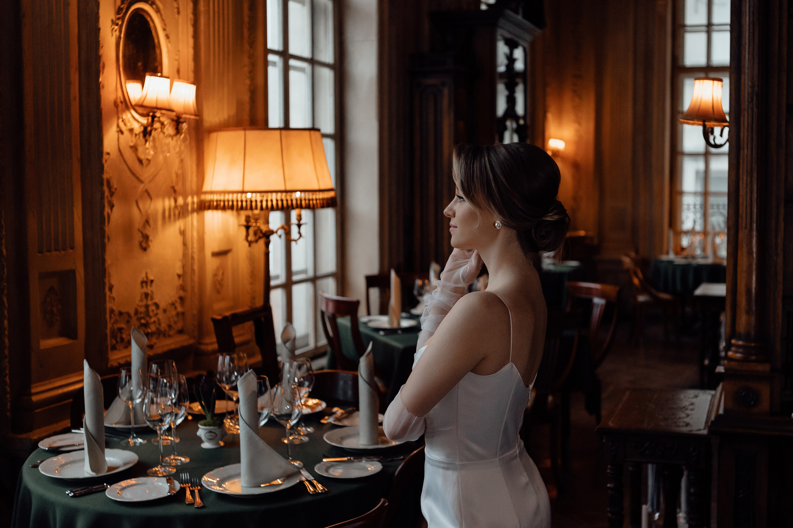 Свадебная фотосессия в Кафе Пушкинъ. Свадебный фотограф в Москве Дарья Олендарёва