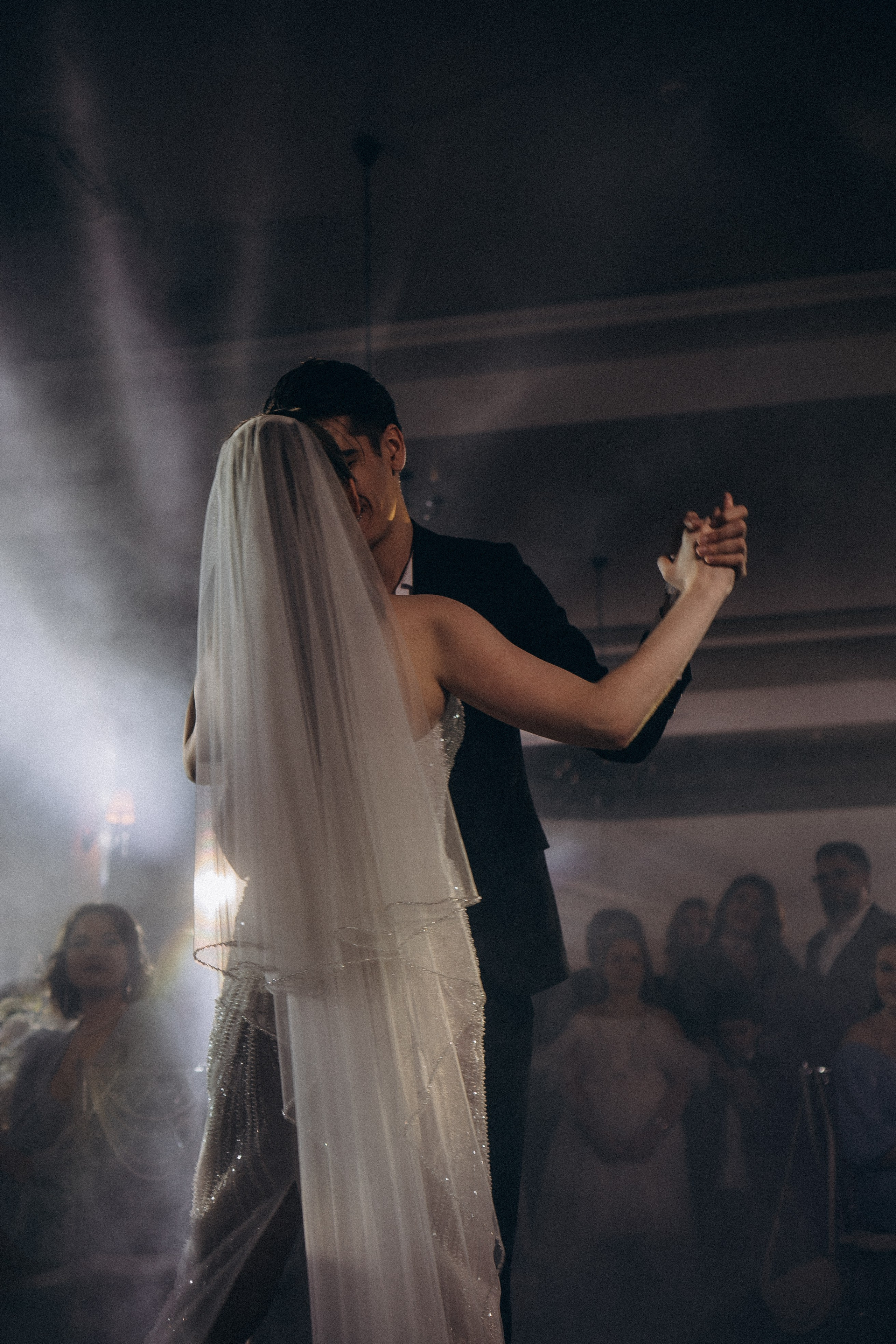 ПЕРВЫЙ ТАНЕЦ МОЛОДЫХ НА БАНКЕТЕ. ТРОГАТЕЛЬНЫЙ МОМЕНТ (СНЯТО В СИБИРЕ В НИЖНЕВАРТОВСКЕ). Профессиональный фотограф, Санкт-Петербург — Виктория Богомолова