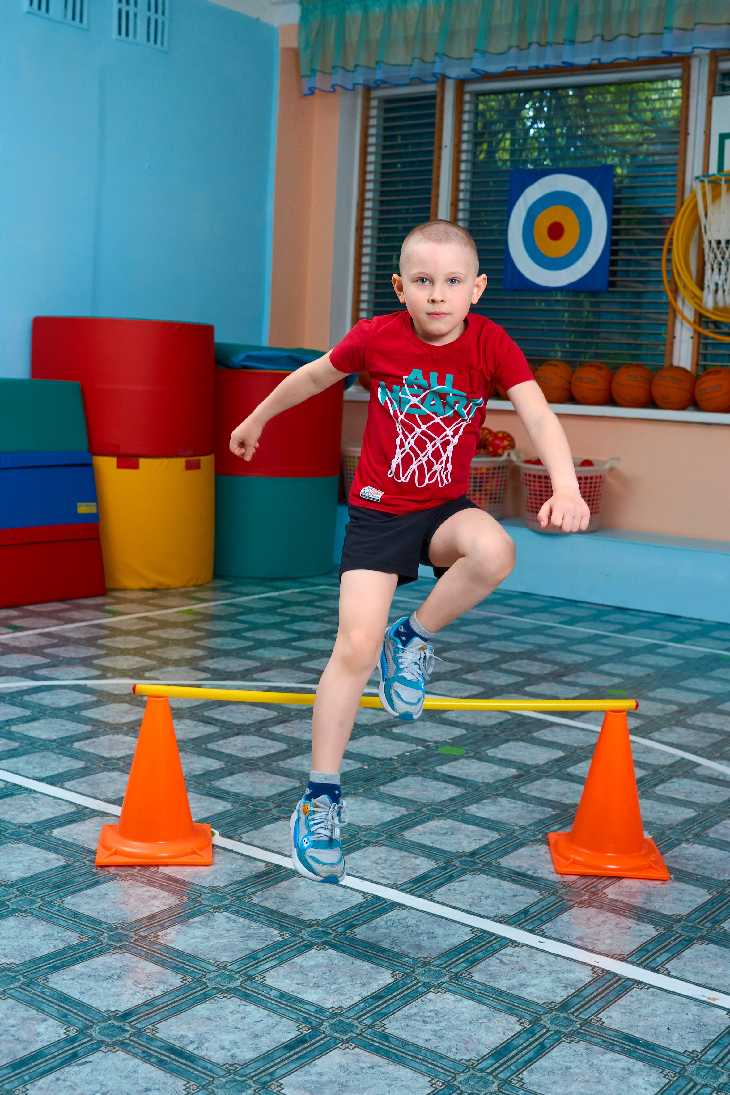 Занятие в спортзале. Childrenfoto.ru