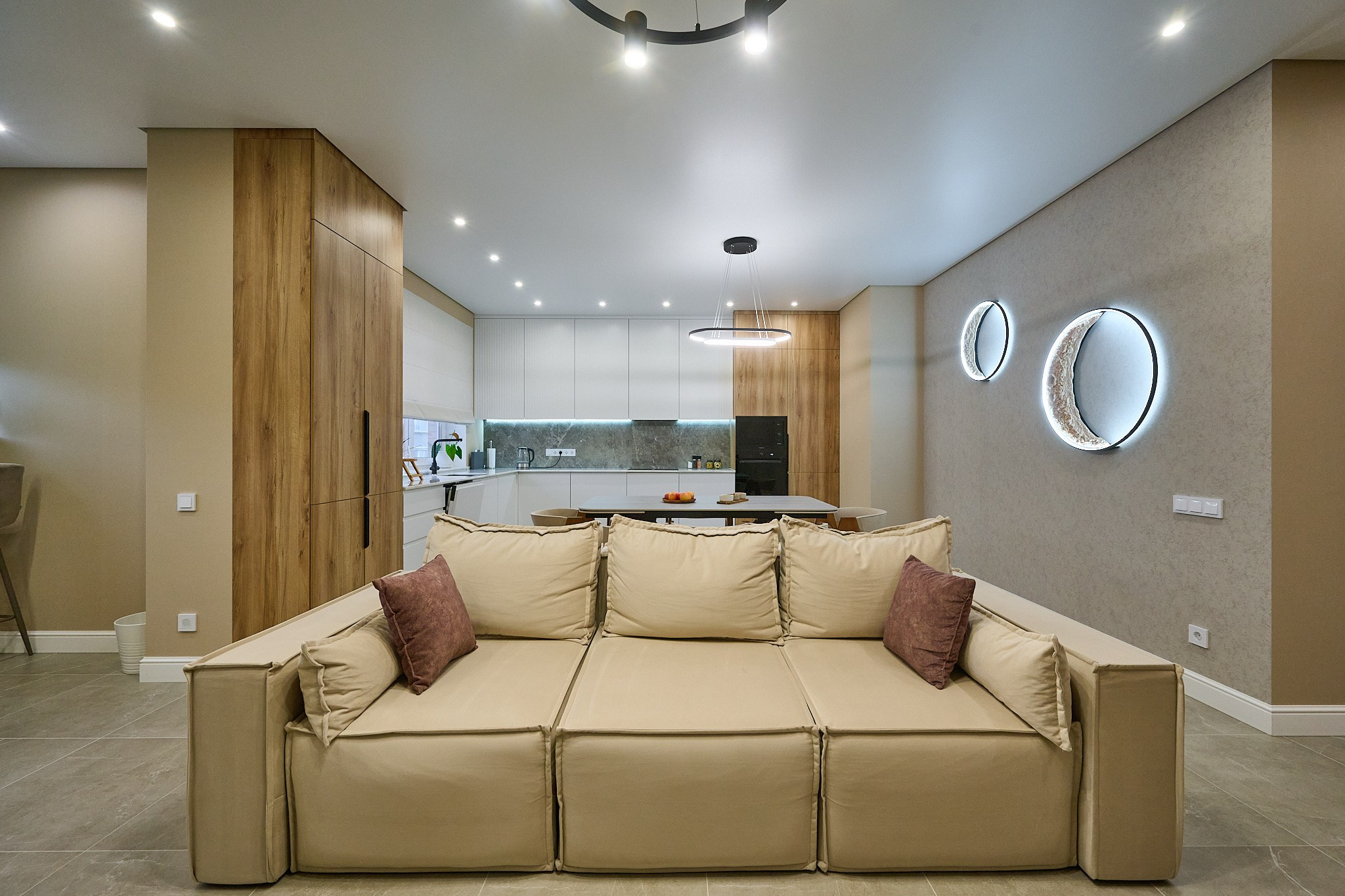 кухня светлый диван коричневые стены 