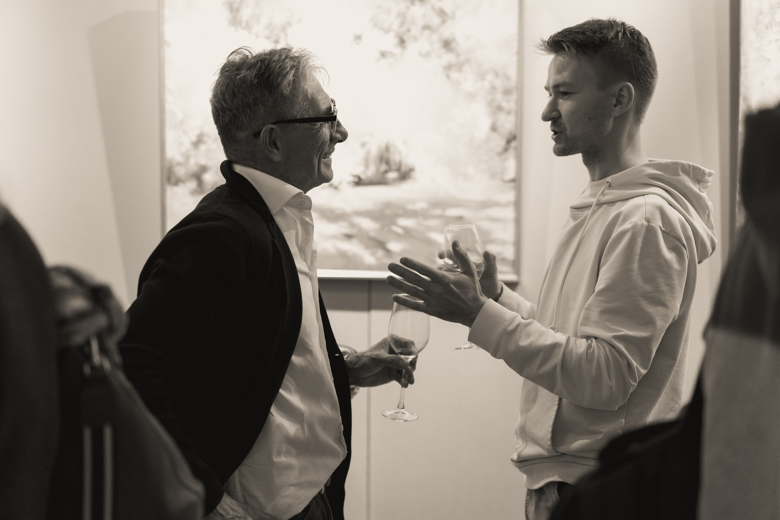 Съёмка открытия вытсавки художника Ильи Даньшина. Лиза Фирстова — самый добрый фотограф