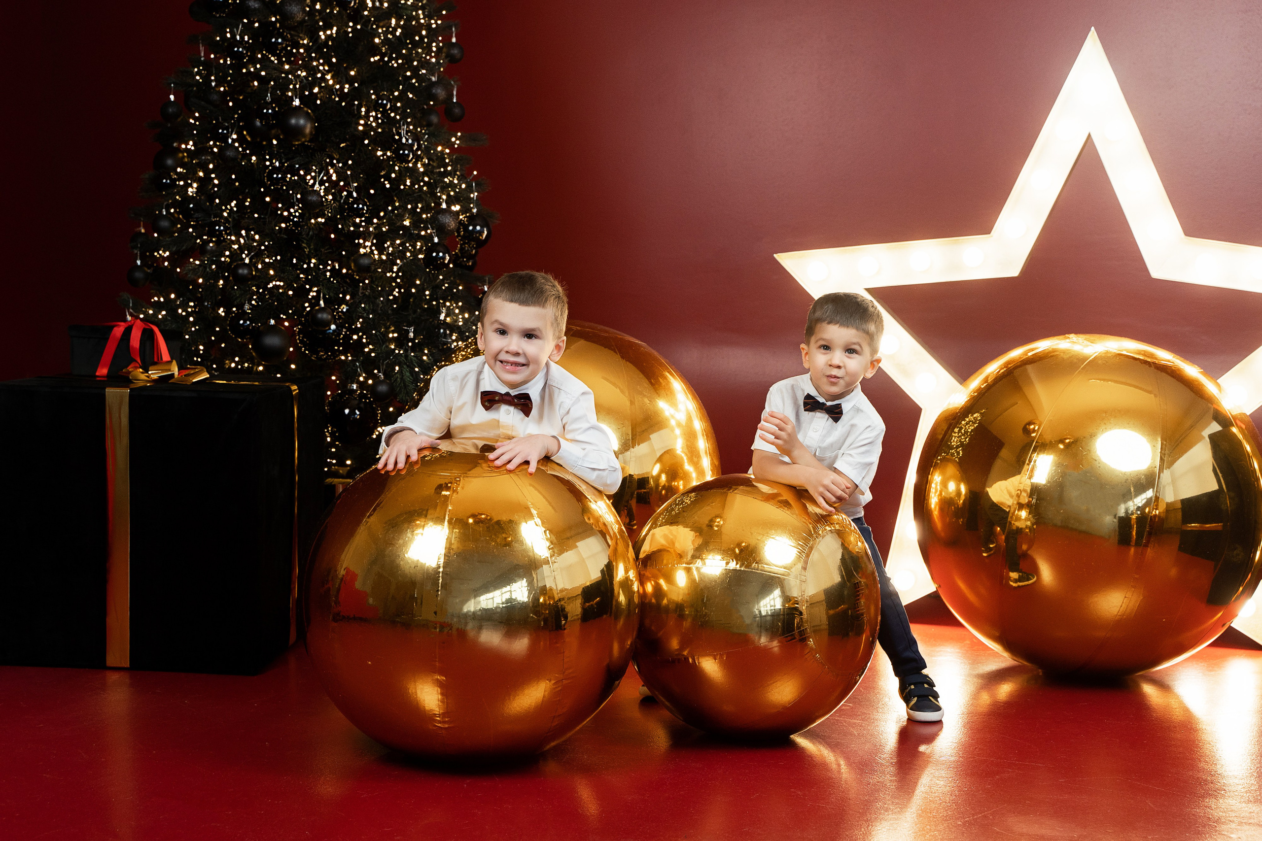 Новогодняя фотосессия с красной циклорамой. Фотограф Татьяна Мамонтова