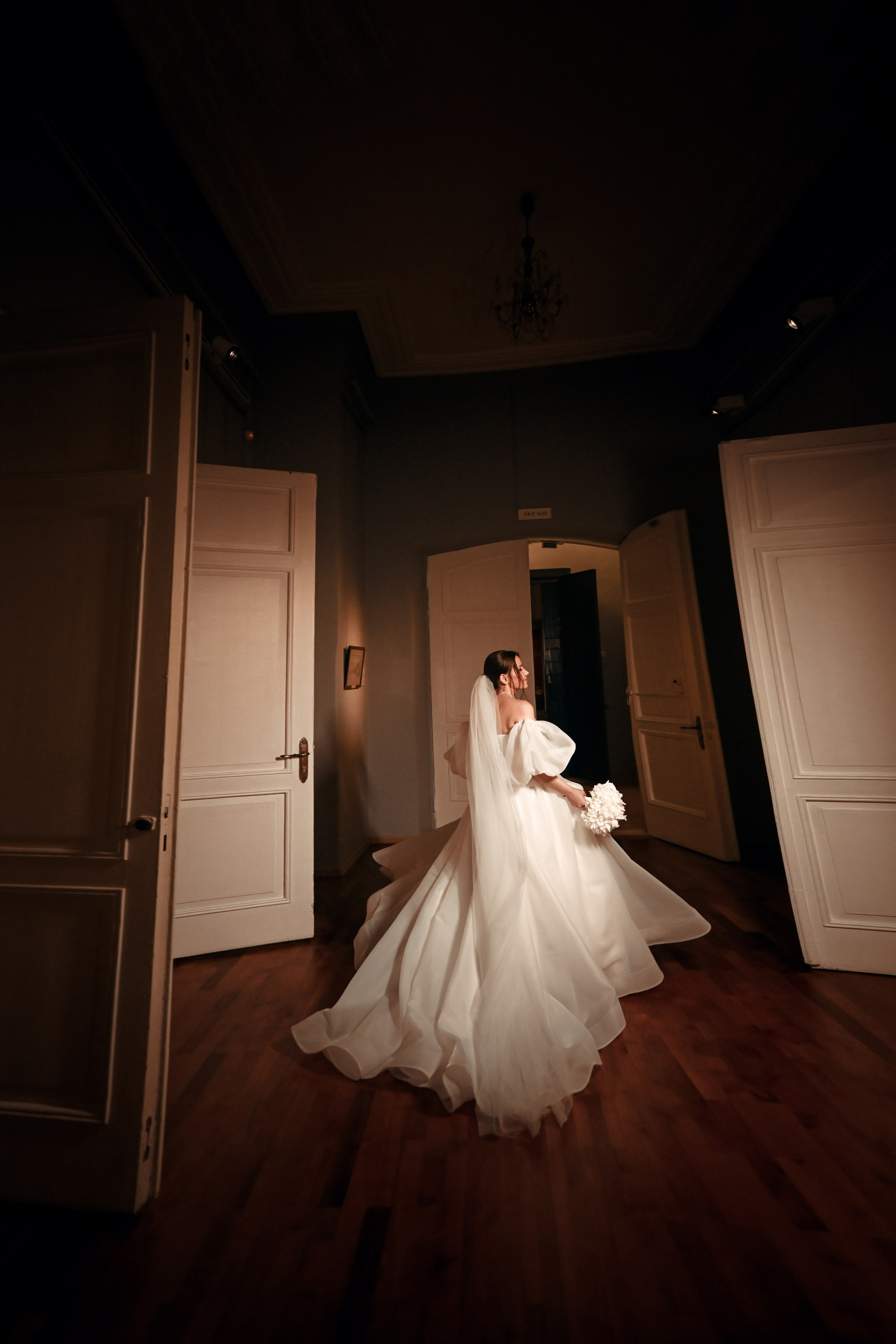 Небольшая свадебная серия в музее и прогулкой под дождем Эльмиры и Ризата. Свадебный, семейный, детский, контент фотограф в Омске Максим Ильин