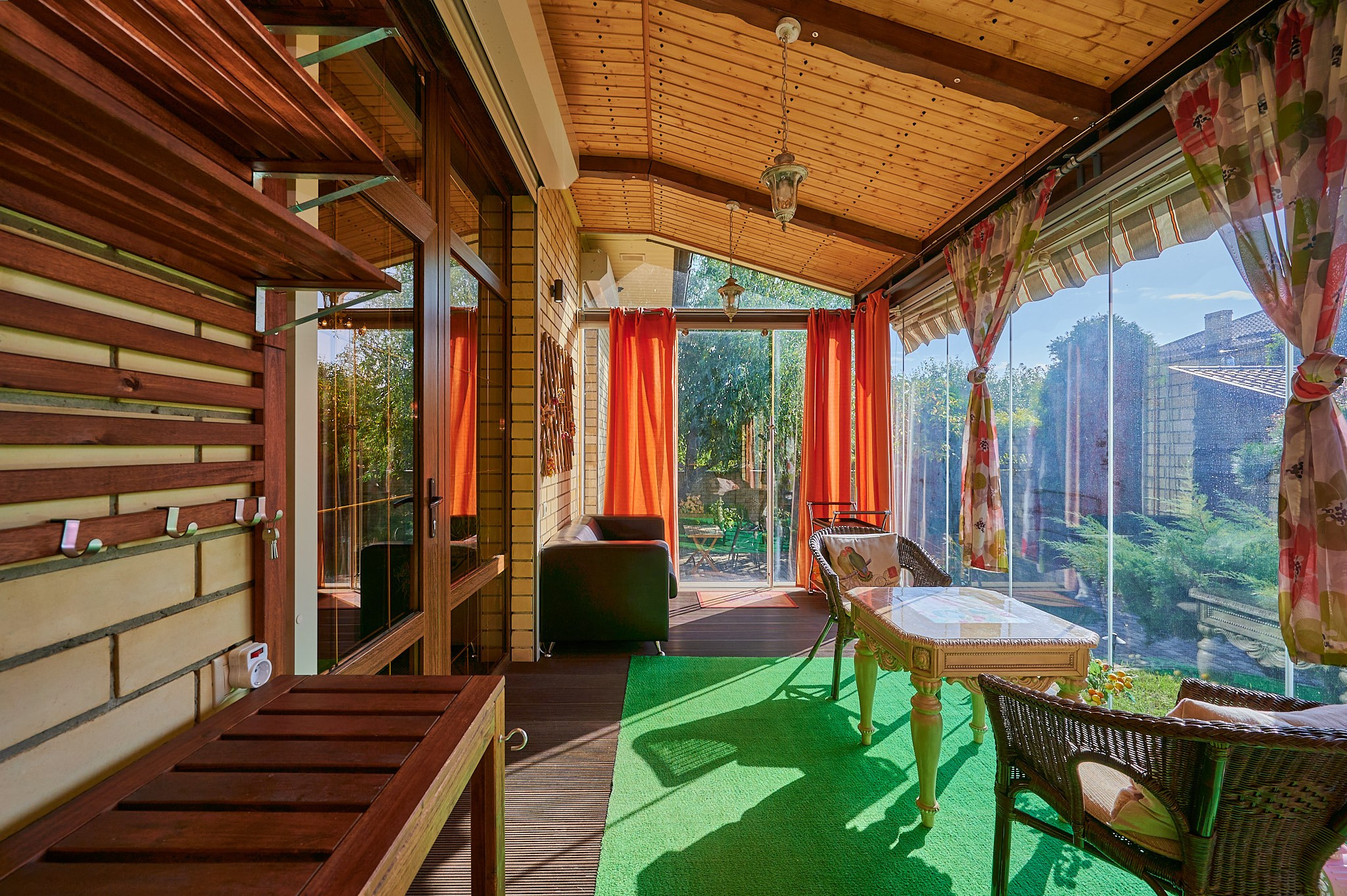 балкон коричневые стулья  оранжевые шторы