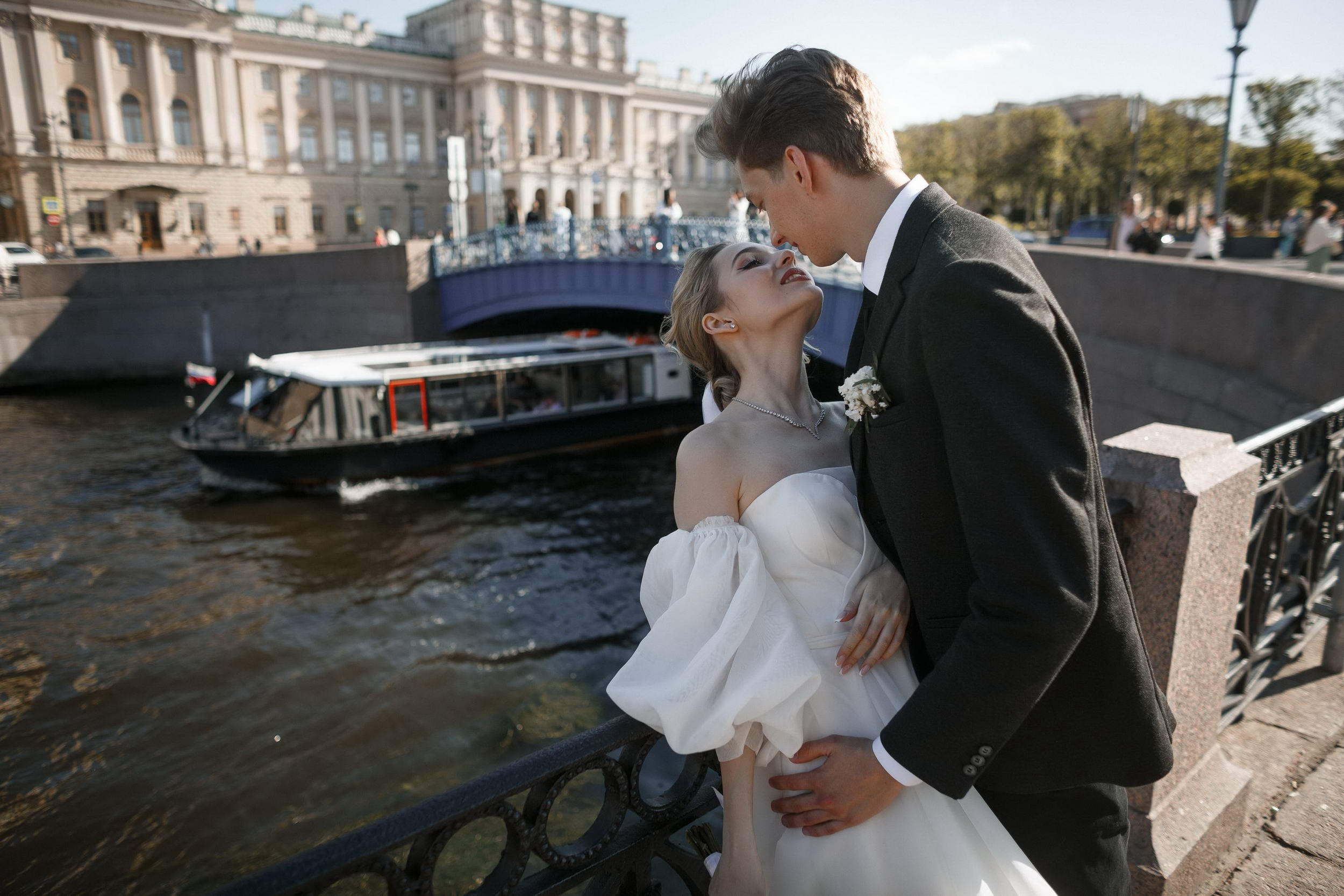 Красивая пара молодожёнов. Свадебный фотограф Игорь Брундасов 8PHOTO на свадьбу венчание загс СПб