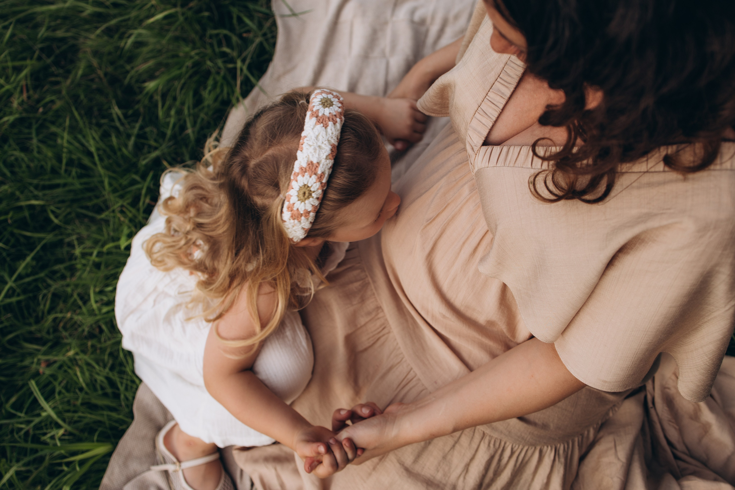 Babybauch-Shooting im Grünen. Fotografin in Erlangen, Nürnberg und Umgebung