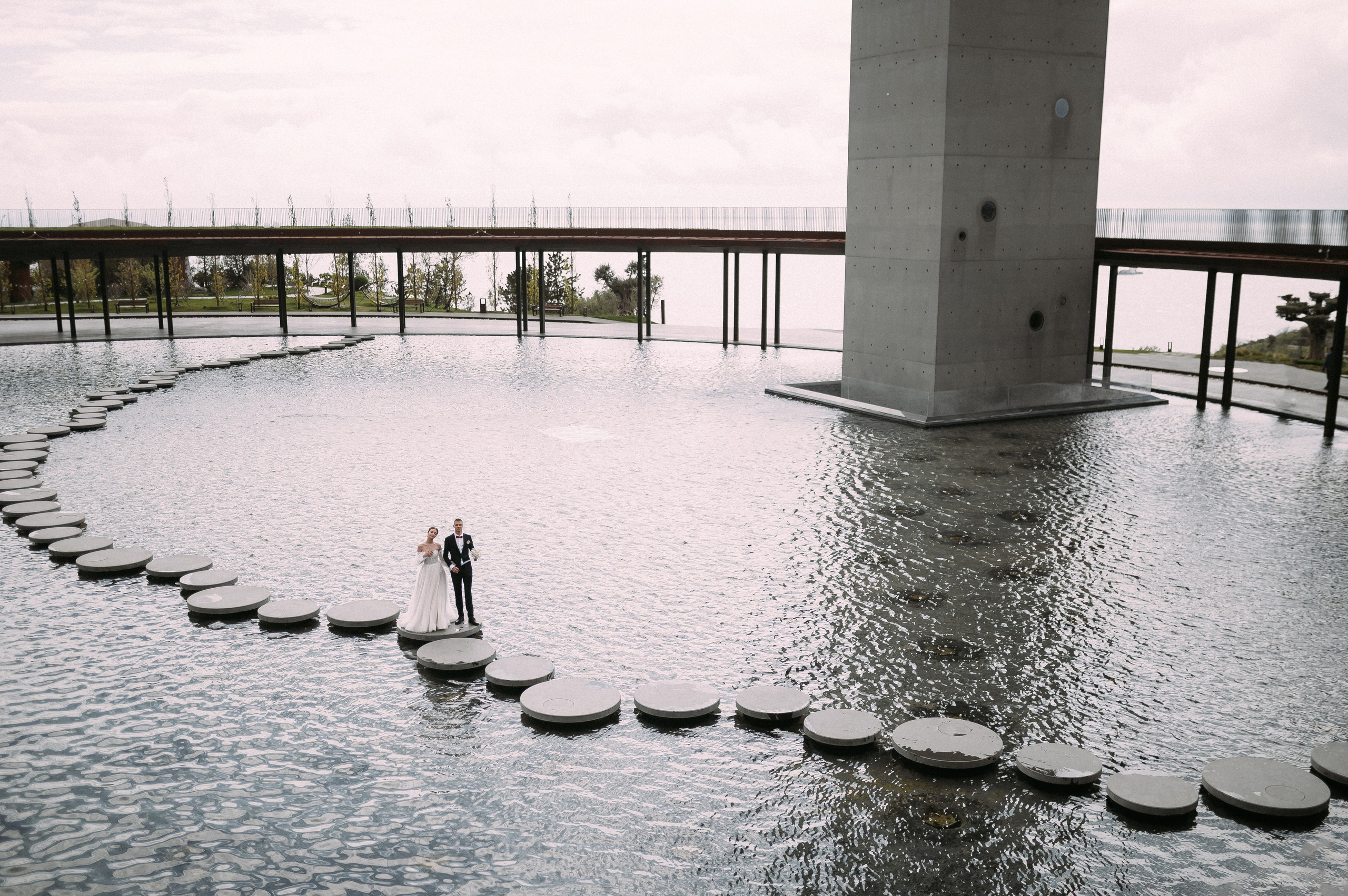 Свадебное утро и прогулка красивой яркой пары. Свадебный и семейный фотограф в Симферополе Дарья Маркова