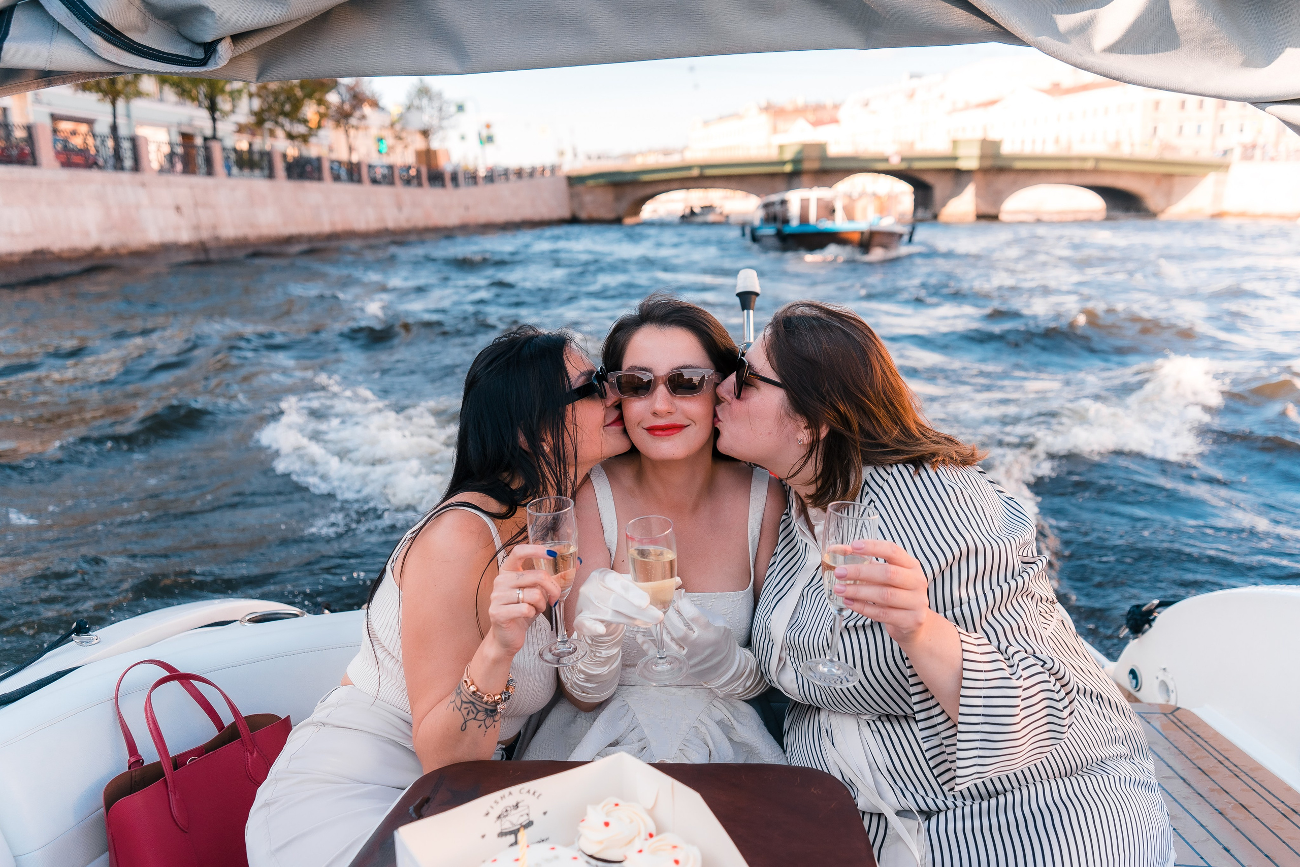 Фотосъемка девичника, встреча девушек, веселые женские портреты