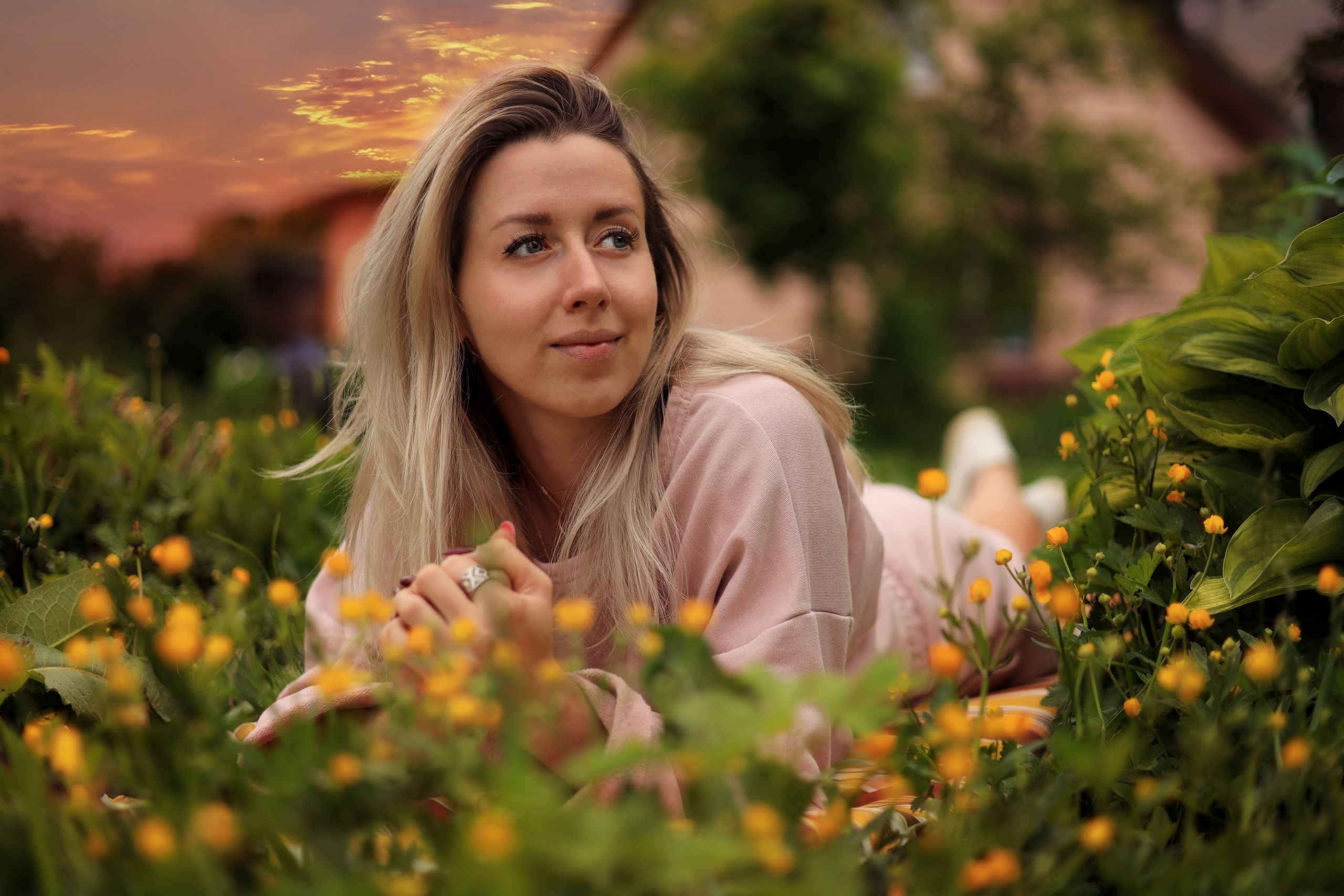 фотосессия на природе девушка лежит среди цветов и смотрит вбок 